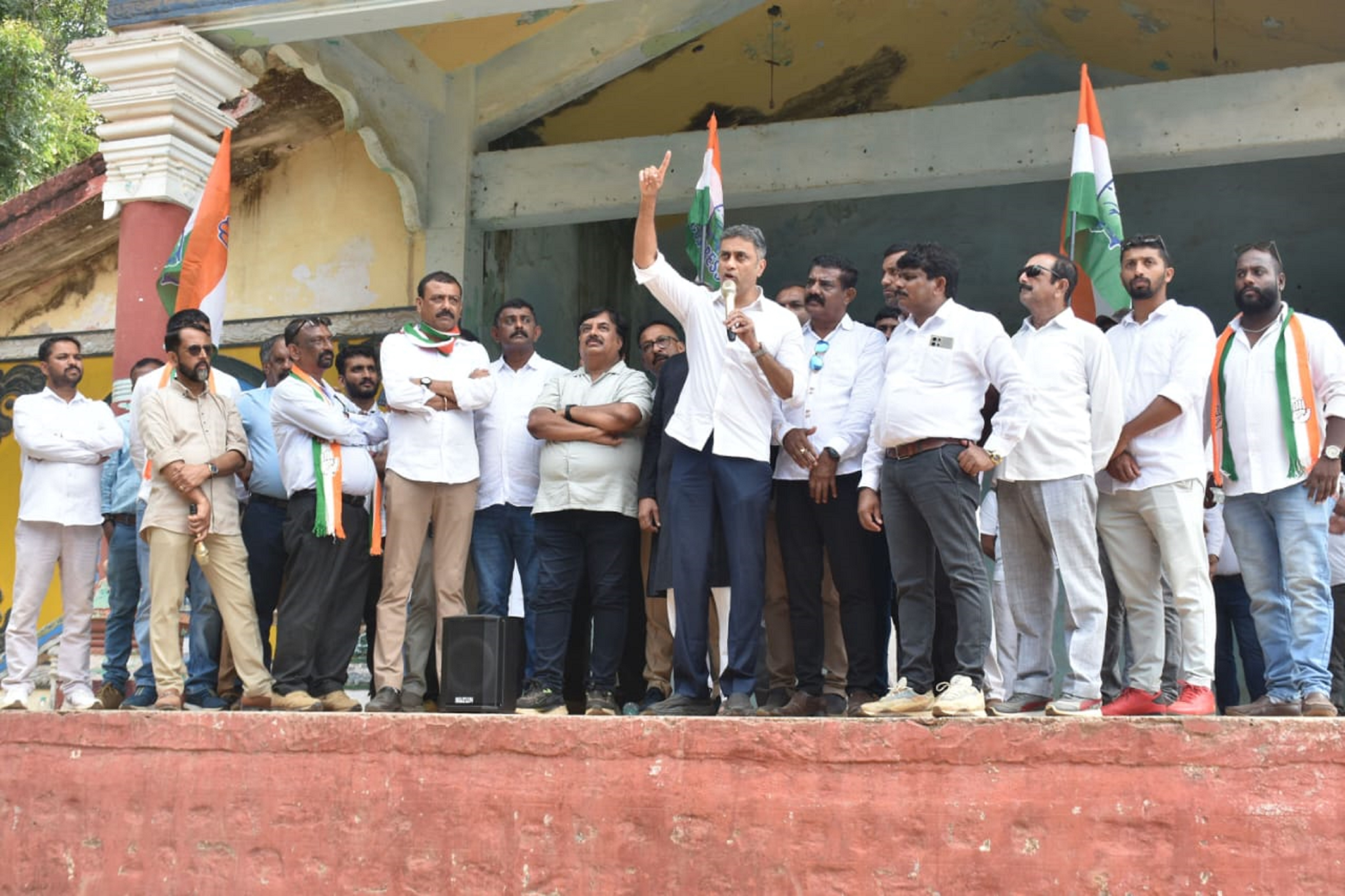 ವಿನಯ್ ಸೋಮಯ್ಯ ಆತ್ಮಹತ್ಯೆ ಪ್ರಕರಣದಲ್ಲಿ ಬಿಜೆಪಿ ರಾಜಕೀಯ ಮಾಡುತ್ತಿದೆ ಎಂದು ಆರೋಪಿಸಿ ಕಾಂಗ್ರೆಸ್ ವತಿಯಿಂದ ಮಡಿಕೇರಿಯ ಜನರಲ್‌ ತಿಮ್ಮಯ್ಯ ವೃತ್ತದಲ್ಲಿ ಭಾನುವಾರ ನಡೆದ ಪ್ರತಿಭಟನೆಯಲ್ಲಿ ಮುಖ್ಯಮಂತ್ರಿಯ ಕಾನೂನು ಸಲಹೆಗಾರ ಎ.ಎಸ್.ಪೊನ್ನಣ್ಣ ಮಾತನಾಡಿದರು– ಪ್ರಜಾವಾಣಿ ಚಿತ್ರ