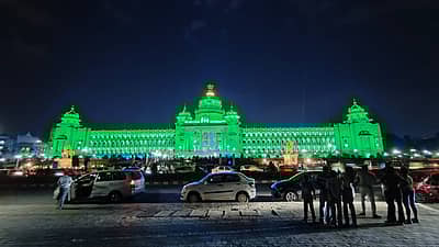 ಬಣ್ಣ ಬಣ್ಣದ ವಿದ್ಯುತ್‌ ದೀಪಾಲಂಕಾರದಲ್ಲಿ ಜಗಮಗಿಸುತ್ತಿದೆ ವಿಧಾನಸೌಧ