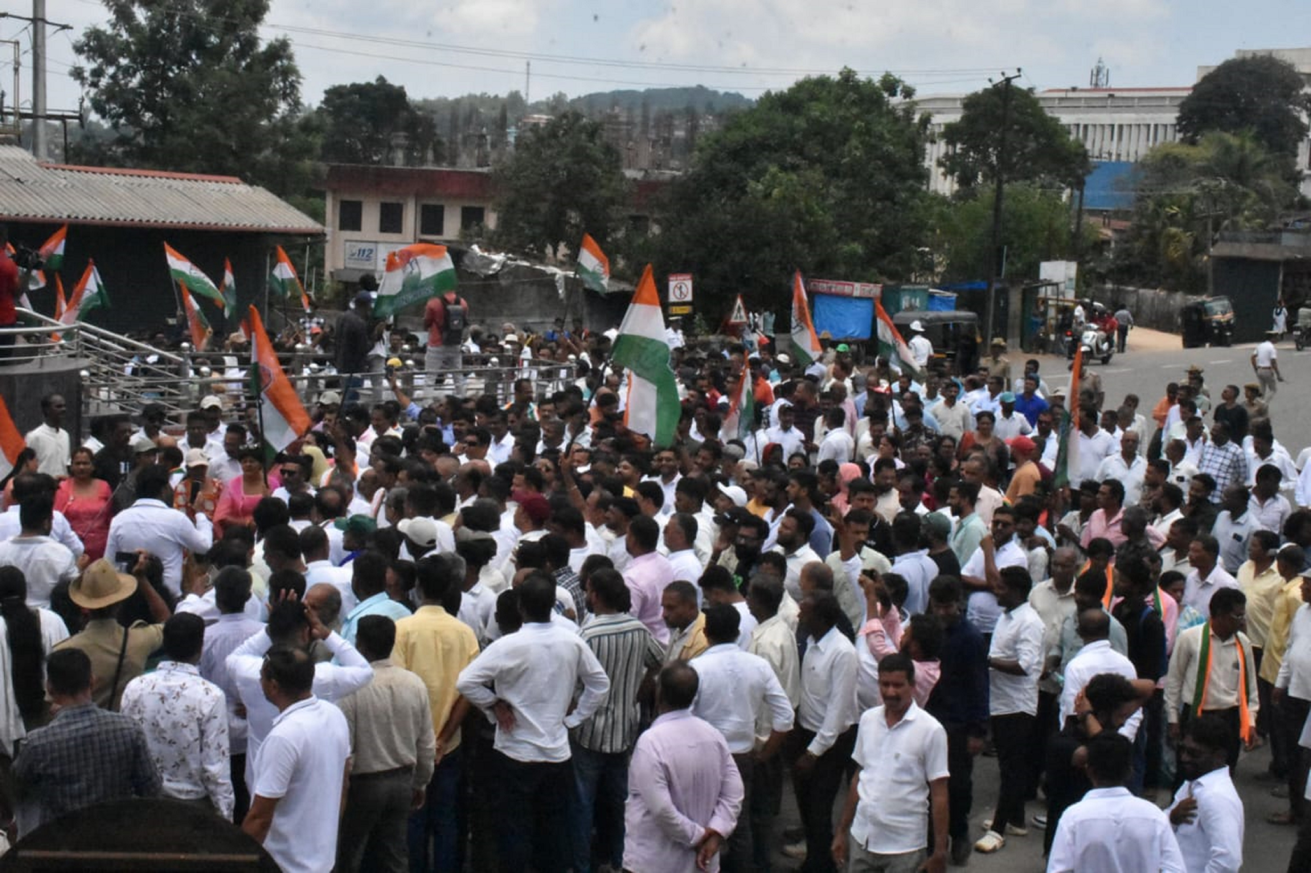ವಿನಯ್ ಸೋಮಯ್ಯ ಆತ್ಮಹತ್ಯೆ ಪ್ರಕರಣದಲ್ಲಿ ಬಿಜೆಪಿ ರಾಜಕೀಯ ಮಾಡುತ್ತಿದೆ ಎಂದು ಆರೋಪಿಸಿ ಕಾಂಗ್ರೆಸ್ ಕಾರ್ಯಕರ್ತರು ಮಡಿಕೇರಿಯ ಜನರಲ್‌ ತಿಮ್ಮಯ್ಯ ವೃತ್ತದಲ್ಲಿ ಭಾನುವಾರ ಪ್ರತಿಭಟನೆ ನಡೆಸಿದರು– ಪ್ರಜಾವಾಣಿ ಚಿತ್ರ