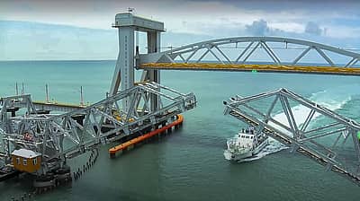 ಅತ್ಯಾಧುನಿಕ  ತಂತ್ರಜ್ಞಾನವನ್ನು ಅಳವಡಿಸಲಾಗಿದೆ. ಕೆಳಗಿನಿನಂದ ಹಡಗುಗಳು ಸಂಚರಿಸಲಿವೆ.