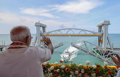 ಈ ಸೇತುವೆ ತಮಿಳುನಾಡಿನ ರಾಮೇಶ್ವರ ದ್ವೀಪವನ್ನು ರೈಲು ಮೂಲಕ ಸಂಪರ್ಕಿಸುತ್ತದೆ.