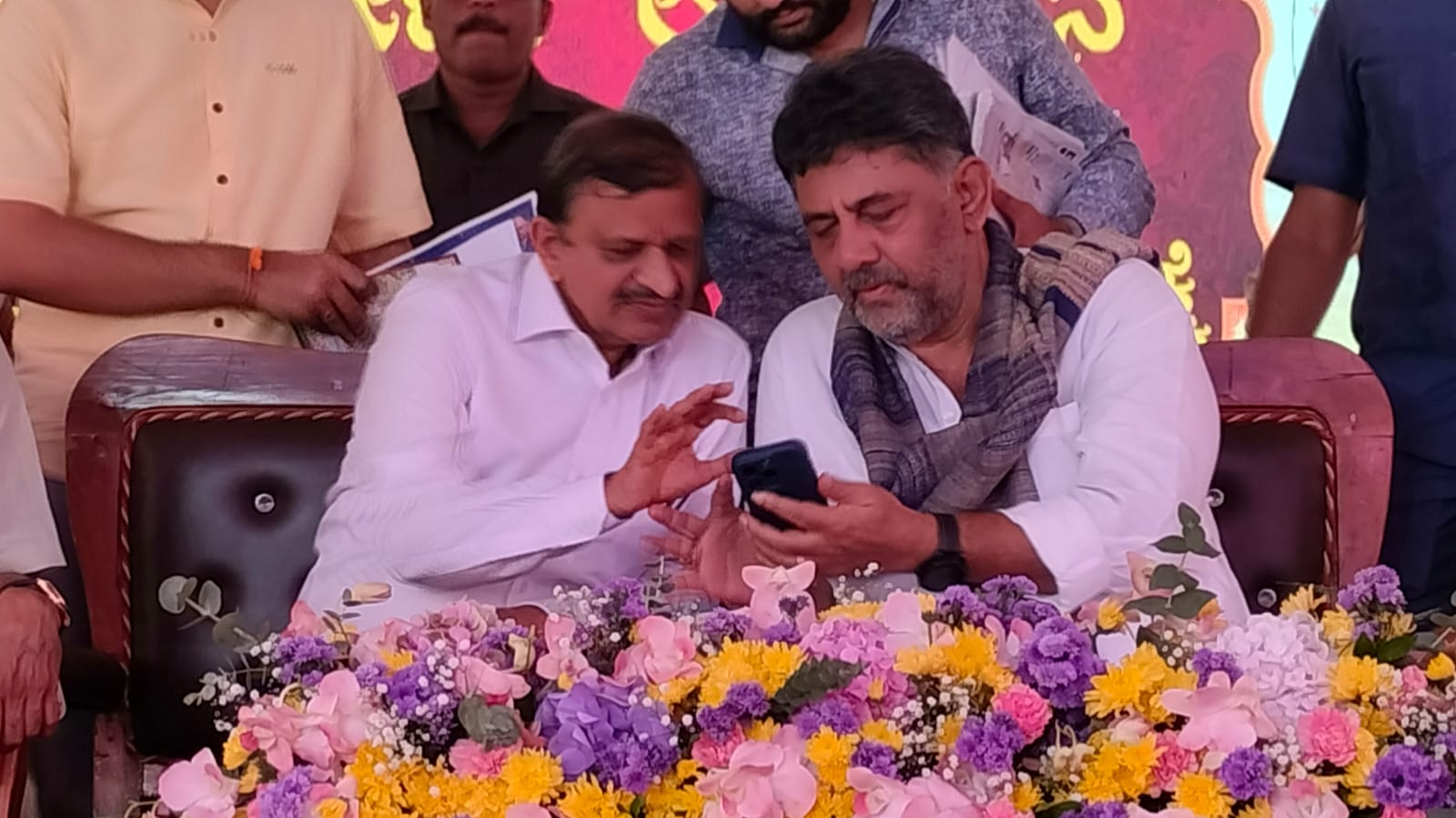 ವೇದಿಕೆ ಕಾರ್ಯಕ್ರಮದಲ್ಲಿ ಉಪಮುಖ್ಯಮಂತ್ರಿ ಡಿ.ಕೆ.ಶಿವಕುಮಾರ್ ಮತ್ತು ಸಂಸದ ಡಾ.ಸಿ.ಎನ್.ಮಂಜುನಾಥ್ ಚರ್ಚೆಯಲ್ಲಿ ತೊಡಗಿರುವುದು