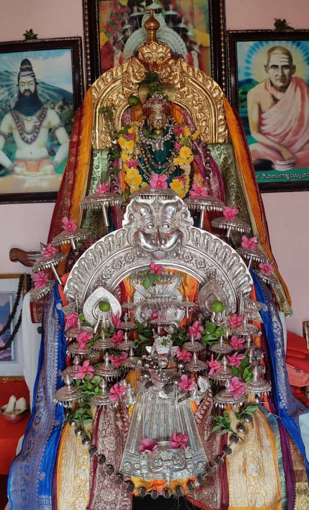 ಸೋಮವಾರಪೇಟೆ ತಾಲ್ಲೂಕಿನ ಮನೆಹಳ್ಳಿ ಶ್ರೀ ತಪೋಕ್ಷೇತ್ರದಲ್ಲಿ ಹರ-ಗುರು ಒಟ್ಟಾಗಿ ಪೂಜಿಸುತ್ತಿರುವುದು.