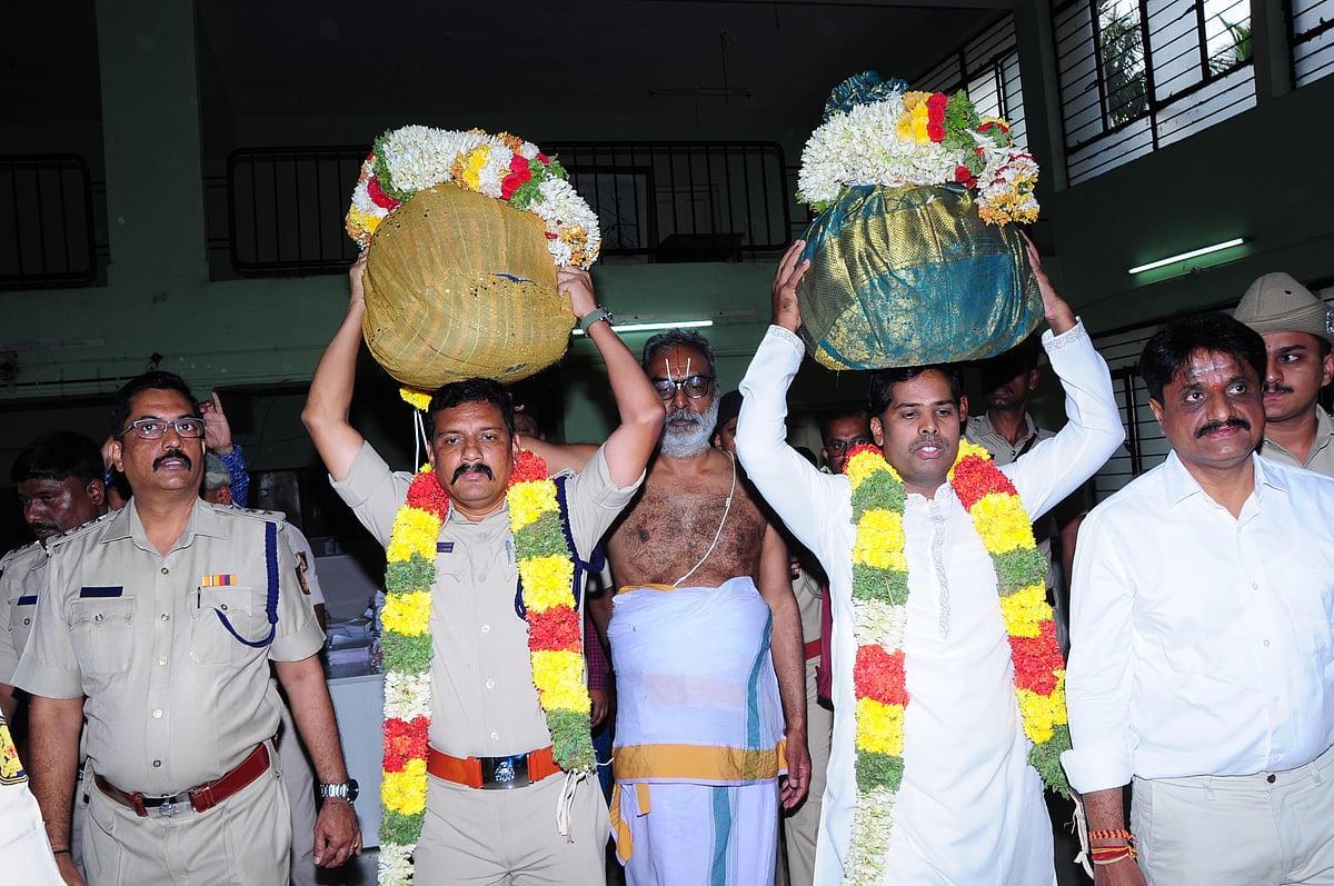 ಮೇಲುಕೋಟೆ: ಖಜಾನೆಯಿಂದ ಸ್ವಾಮಿಯ ಮುಡಿಗೇರಿದ ‘ವೈರಮುಡಿ’