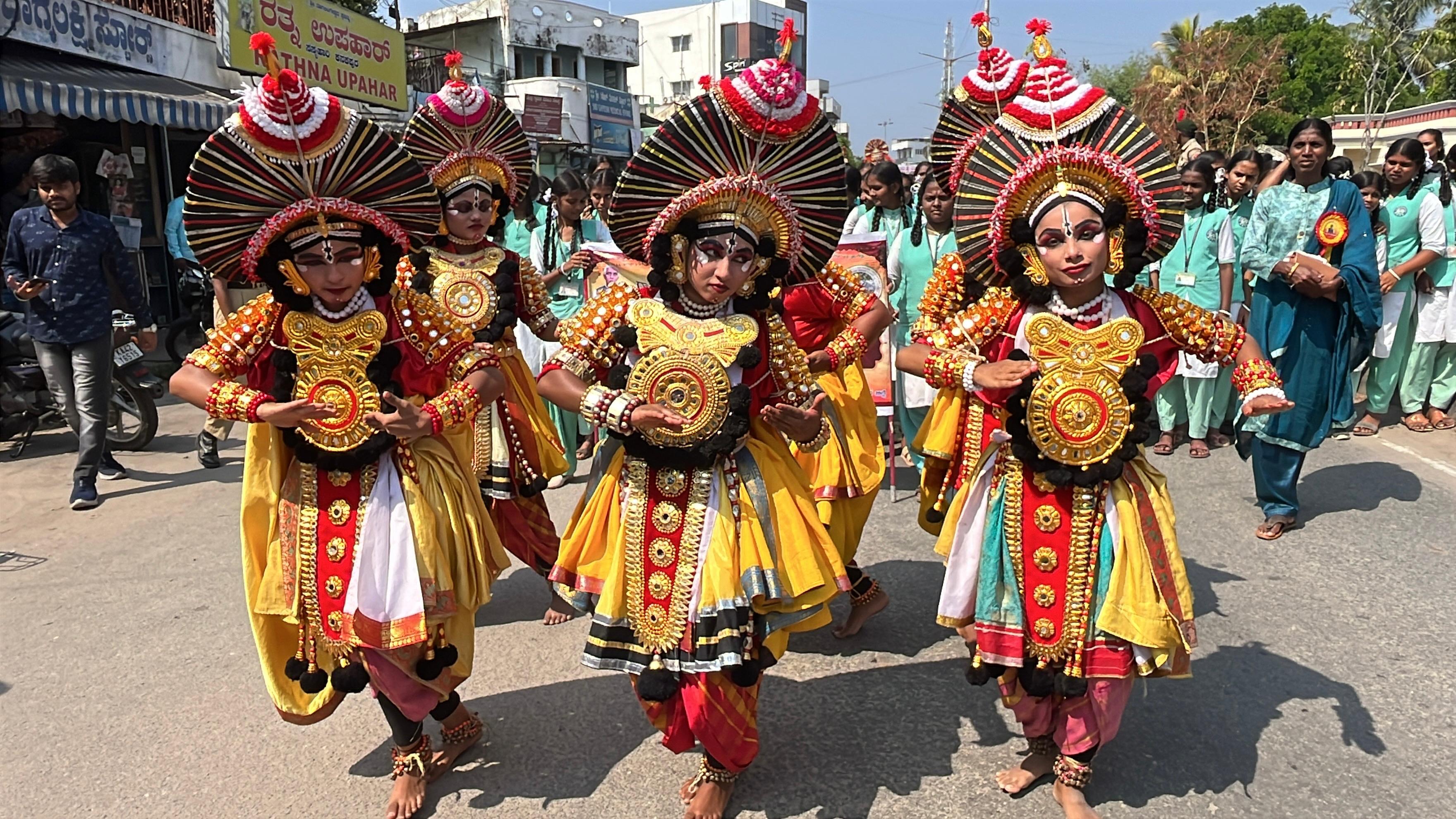 ಮೆರವಣಿಗೆಯಲ್ಲಿ ಜನರ ಗಮನ ಸೆಳೆದ ಕಲಾತಂಡ