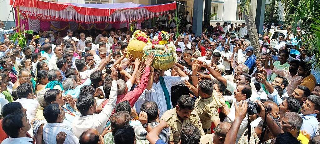 ವೈರಮುಡಿ–ರಾಜಮುಡಿ ಕಿರೀಟಗಳನ್ನು ಹೊತ್ತು ನಡೆದ ಶಾಸಕ ದರ್ಶನ್ ಪುಟ್ಟಣ್ಣಯ್ಯ