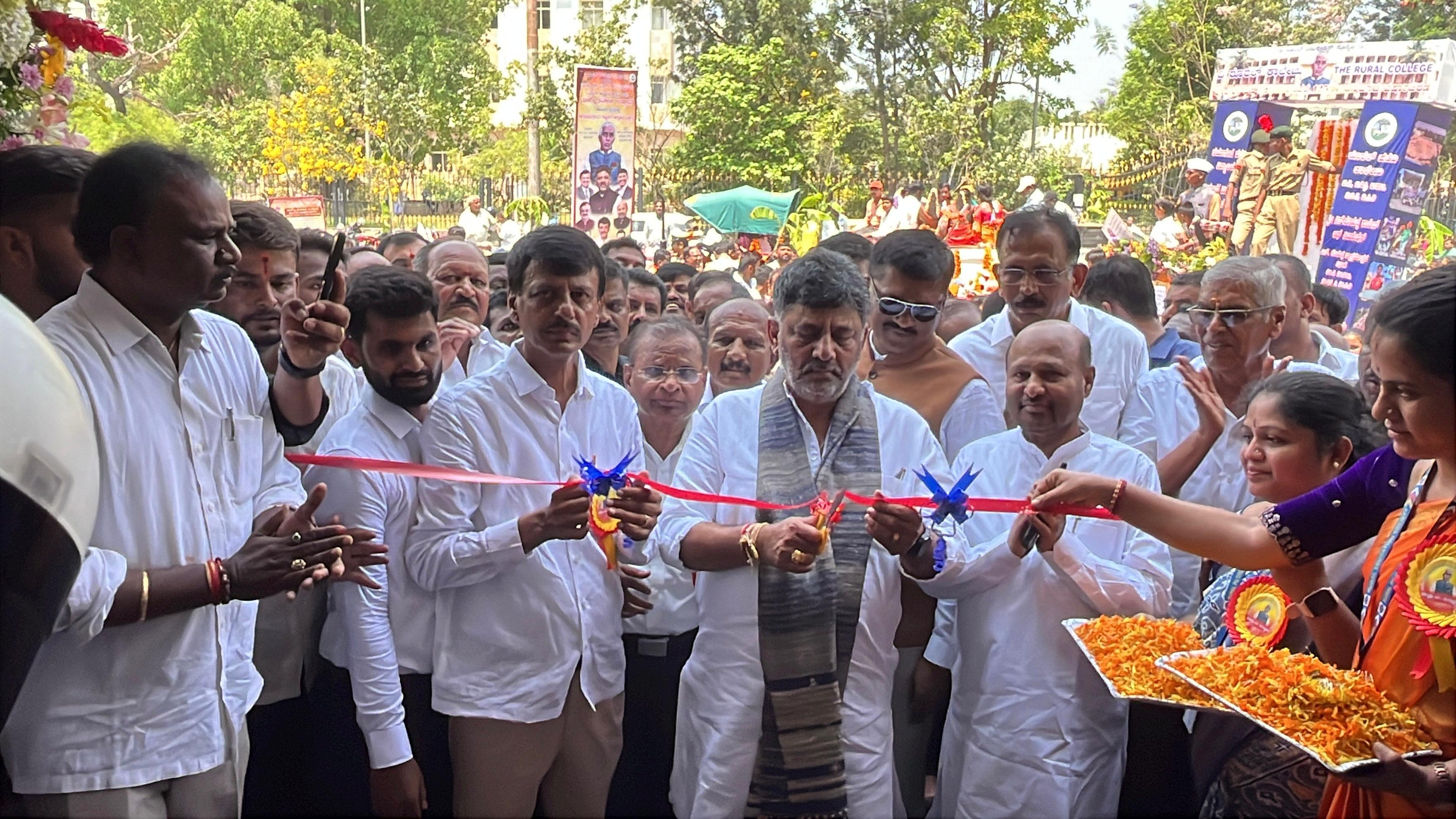 ನೂತನವಾಗಿ ನಿರ್ಮಾಣವಾಗಿರುವ ಎಸ್.ಕರಿಯಪ್ಪ ವಾಣಿಜ್ಯ ಸಂಕೀರ್ಣವನ್ನು ಉಪಮುಖ್ಯಮಂತ್ರಿ ಡಿ.ಕೆ.ಶಿವಕುಮಾರ್ ಉದ್ಘಾಟಿಸಿದರು. ಶಾಸಕ ಇಕ್ಬಾಲ್ ಹುಸೇನ್ ಆರ್‌ಇಎಸ್ ಸಂಸ್ಥೆಯ ಅಧ್ಯಕ್ಷ ಎಚ್.ಕೆ.ಶ್ರೀಕಂಠ ಇತರರು ಇದ್ದರು