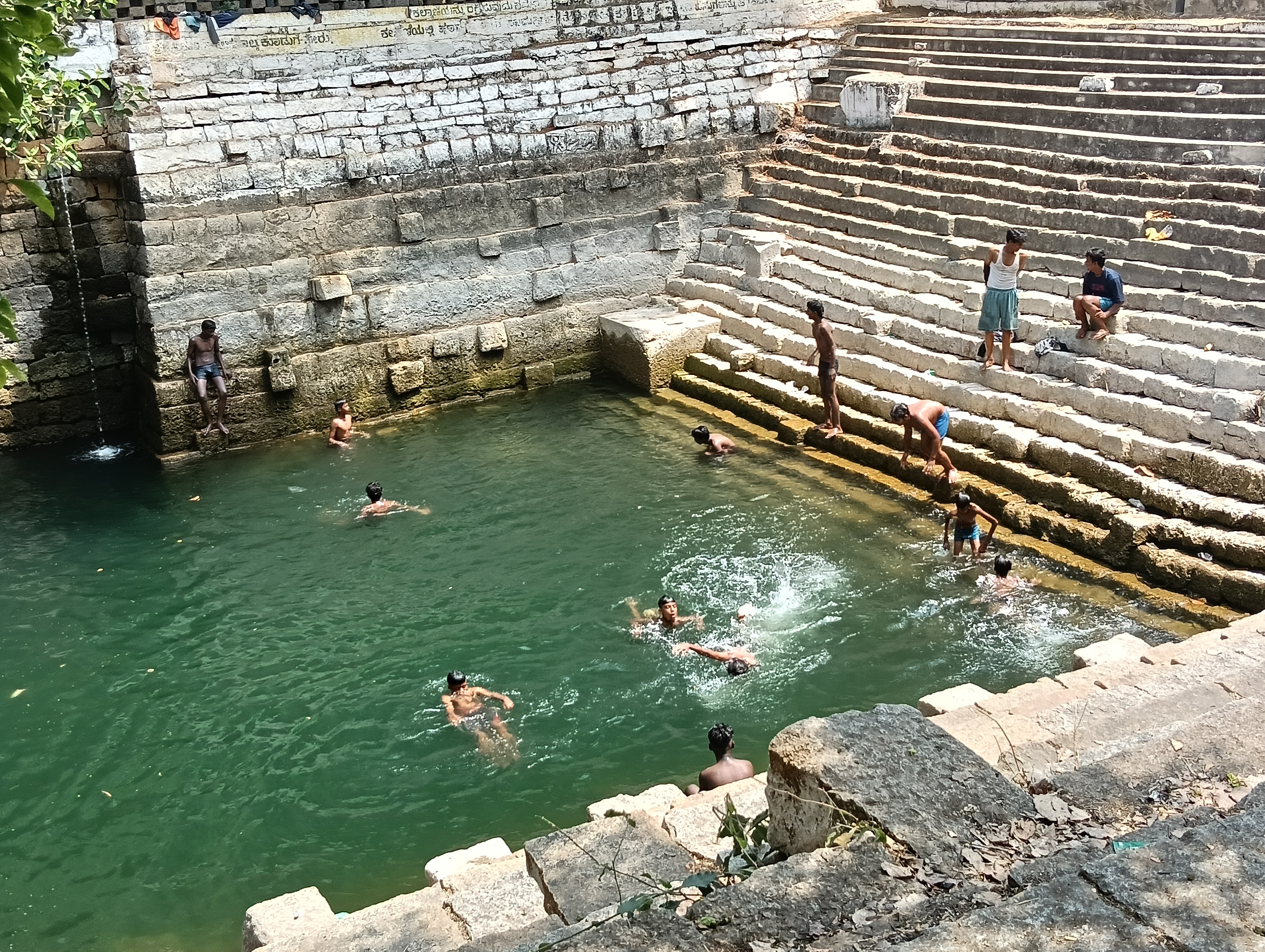 ಕೆಳಗೋಟೆಯ ಚನ್ನಕೇಶ್ವರ ಹೊಂಡದಲ್ಲಿ ಮಕ್ಕಳ ನೀರಿನಾಟ