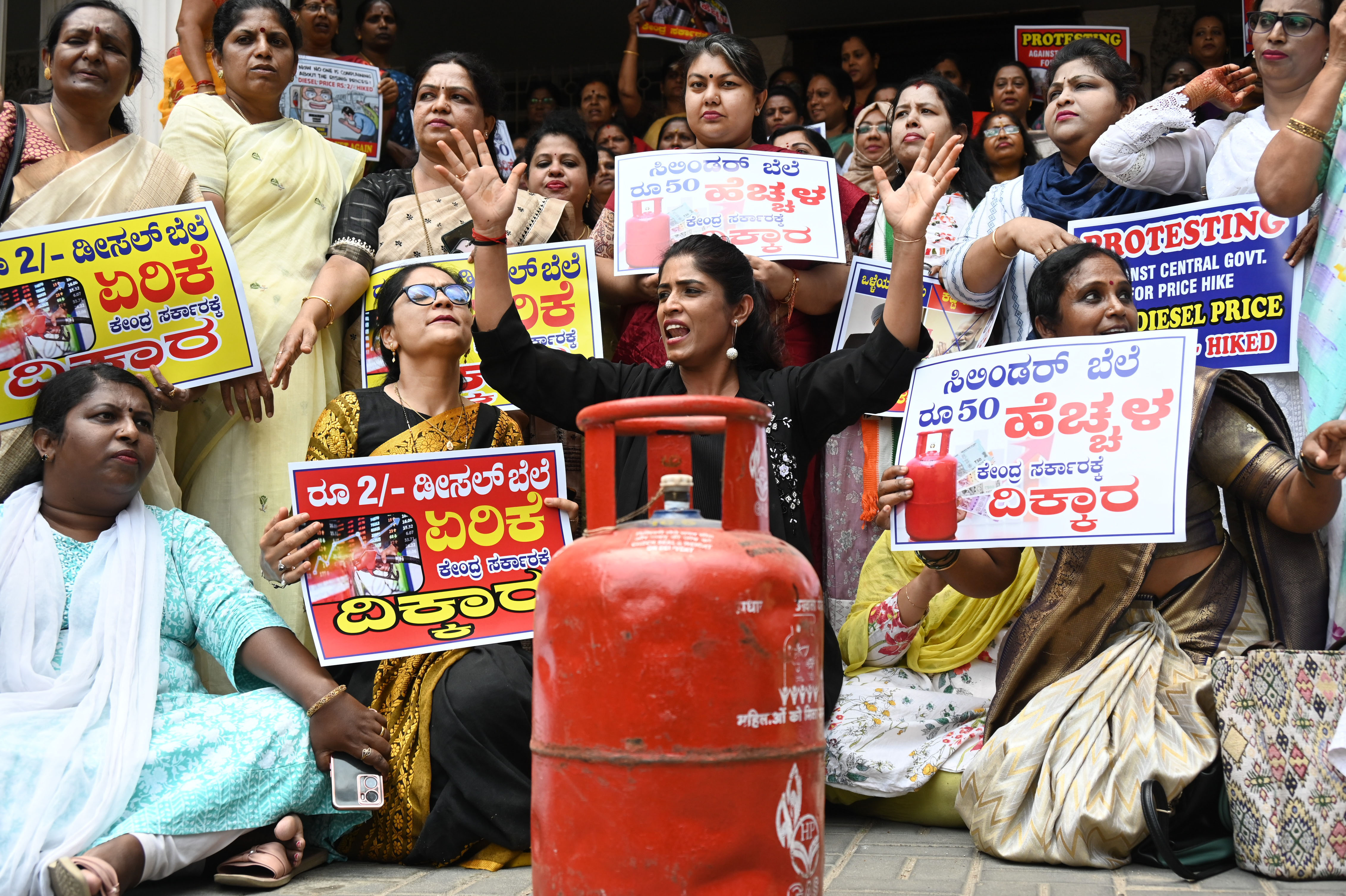 ಅಡುಗೆ ಅನಿಲ ಸಿಲಿಂಡರ್‌ ಬೆಲೆ ಏರಿಕೆ ವಿರೋಧಿಸಿ ಮಹಿಳಾ ಕಾಂಗ್ರೆಸ್ ಅಧ್ಯಕ್ಷೆ ಸೌಮ್ಯಾರೆಡ್ಡಿ ನೇತೃತ್ವದಲ್ಲಿ ಕಾರ್ಯಕರ್ತರು ನಗರದ ಕ್ವೀನ್ಸ್‌ ರಸ್ತೆಯಲ್ಲಿರುವ  ಕೆಪಿಸಿಸಿ ಕಚೇರಿ ಮುಂದೆ ಮಂಗಳವಾರ ಪ್ರತಿಭಟನೆ ನಡೆಸಿದರು –ಪ್ರಜಾವಾಣಿ ಚಿತ್ರ