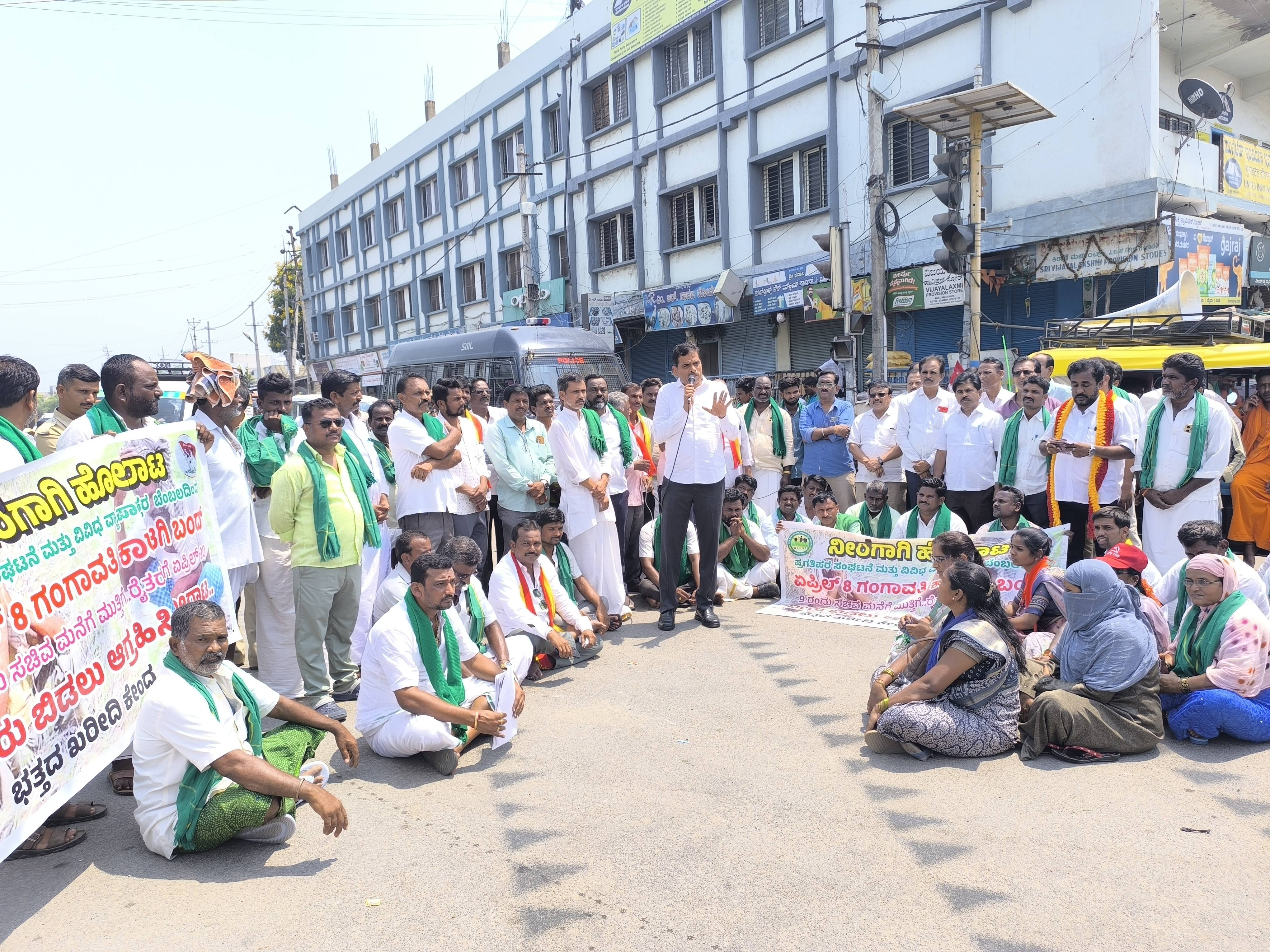 ಗಂಗಾವತಿಯ ಸಿಬಿಎಸ್ ವೃತ್ತದಲ್ಲಿ ಮಂಗಳವಾರ ನಡೆದ ಪ್ರತಿಭಟನೆಯಲ್ಲಿ ವಿದ್ಯಾನಿಕೇತನ ಶಿಕ್ಷಣ ಸಮೂಹ ಸಂಸ್ಥೆಗಳ ಅಧ್ಯಕ್ಷ ನೆಕ್ಕಂಟಿ ಸೂರಿಬಾಬು ಮಾತನಾಡಿದರು