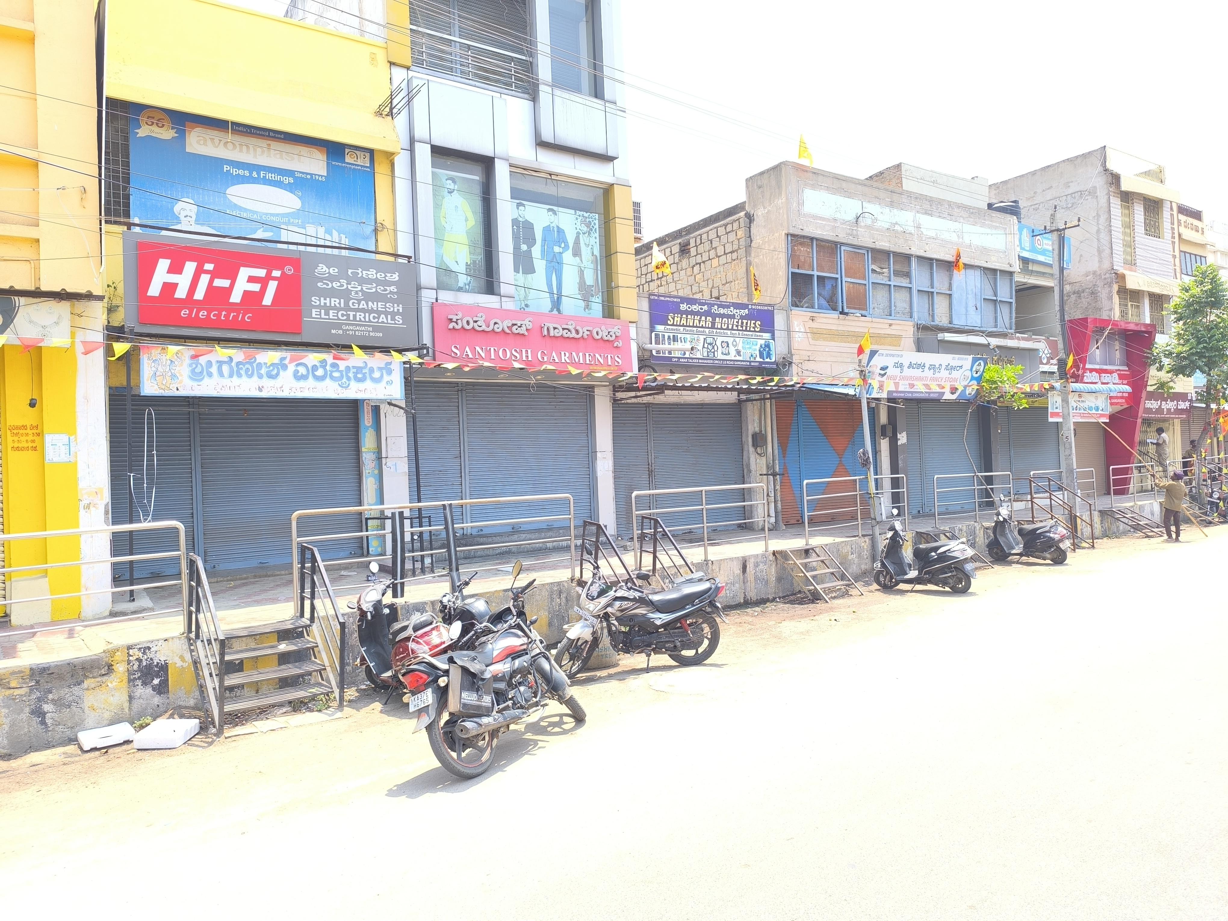 ತುಂಗಾಭದ್ರ ಎಡದಂಡೆ ಕಾಲುವೆಗೆ ಏ.20ರವರೆಗೆ ನೀರು ಹರಿಸಲು ಒತ್ತಾಯಿಸಿ ನೀಡಿದ್ದ ಬಂದ್ ಕರೆಗೆ ಮಂಗಳವಾರ ಬೆಳಿಗ್ಗೆ ಗಂಗಾವತಿ ಅಂಗಡಿ ಮುಂಗಟ್ಟುಗಳು ಬಂದ್ ಆಗಿರುವುದು.
