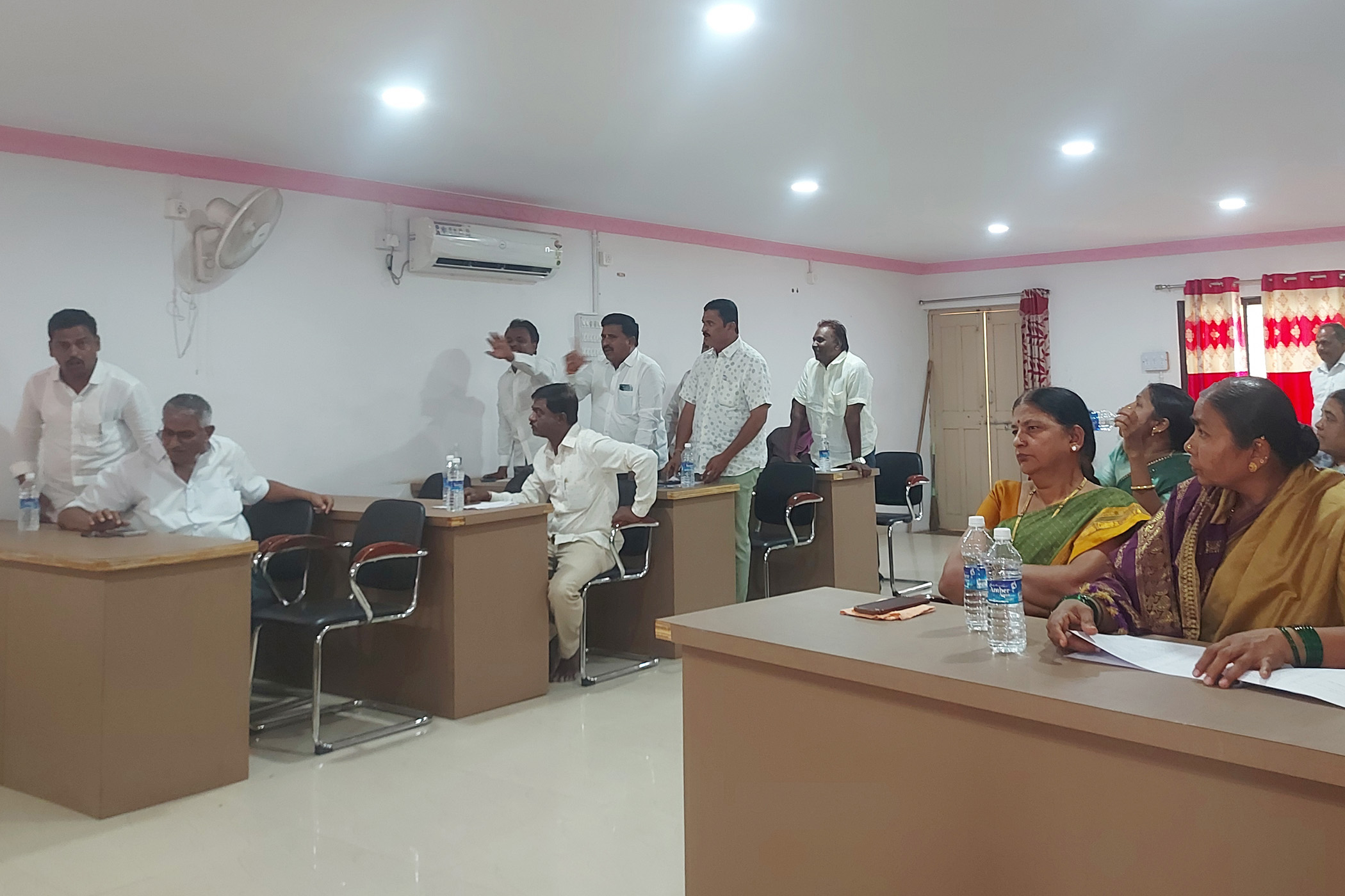 ಬಾದಾಮಿ ಪುರಸಭೆಯಲ್ಲಿ ನಡೆದ ಬಜೆಟ್ ಸಭೆಯಲ್ಲಿ ಕಾಂಗ್ರೆಸ್ ಮತ್ತು ಬಿಜೆಪಿ ಸದಸ್ಯರ ಮಧ್ಯೆ ಮಾತಿನ ಚಕಮುಕಿ ನಡೆಯಿತು.