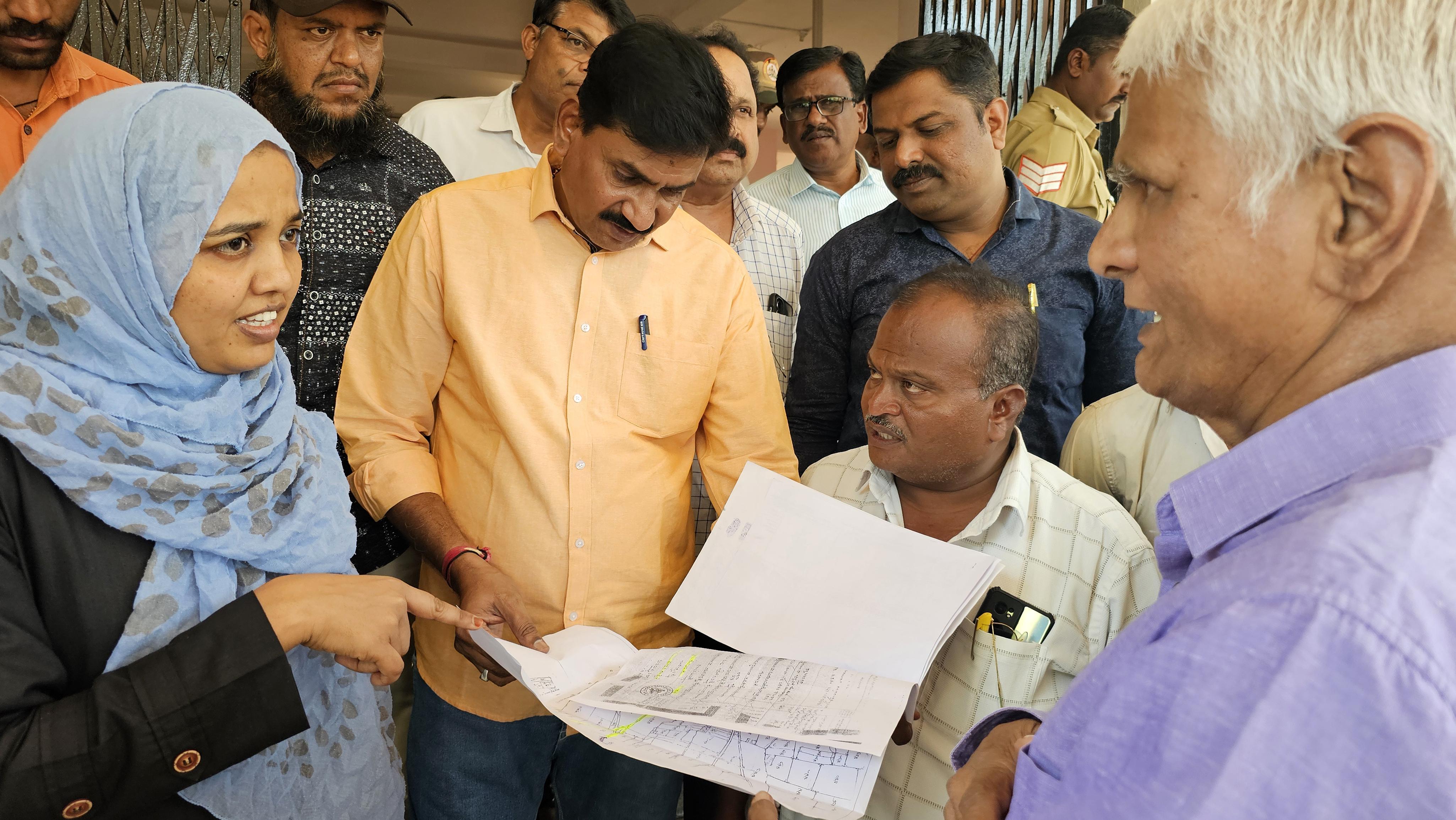 ಹುಕ್ಕೇರಿಯಿಂದ ಕೋಚರಿ–ಮಸರಗುಪ್ಪಿ ಗ್ರಾಮಗಳನ್ನು ಸಂಪರ್ಕಿಸುವ ರಸ್ತೆಯ ಅತಿಕ್ರಮಣ ತೆರುವುಗೊಳಿಸುವಂತೆ ಆಗ್ರಹಿಸಿ ರೈತರು ಅಧಿಕೃತ ದಾಖಲೆ ಪತ್ರ ತೋರಿಸಿದರು 