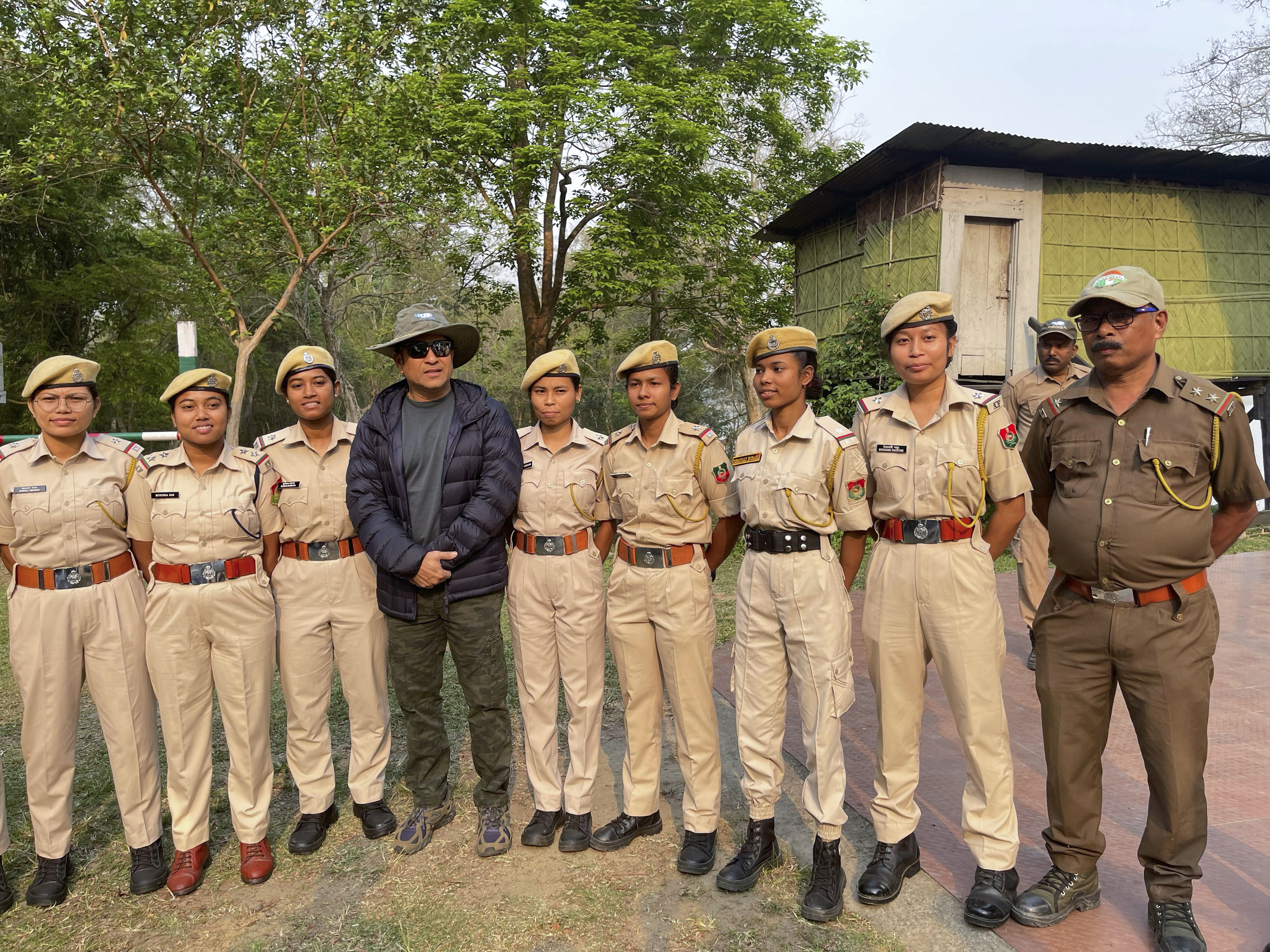 ಅರಣ್ಯ ಸಿಬ್ಬಂದಿಯೊಂದಿಗೆ ಸಚಿನ್