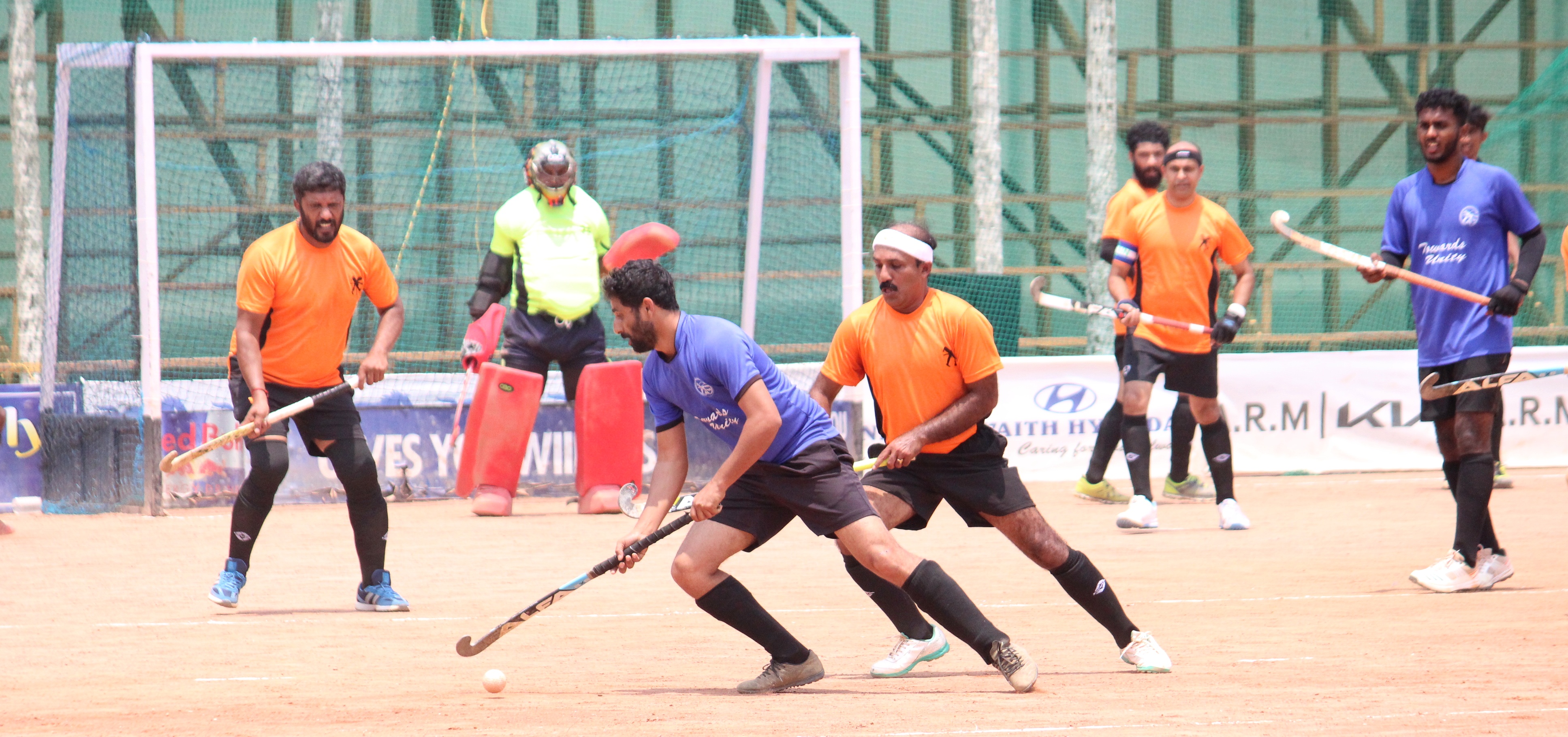 ಗೋಲಿಗಾಗಿ ಚಂಗುಲಂಡ ಮತ್ತು ಮಾತಂಡ ತಂಡಗಳ ಆಟಗಾರರು ನಡೆಸಿದ ಪೈಪೋಟಿ