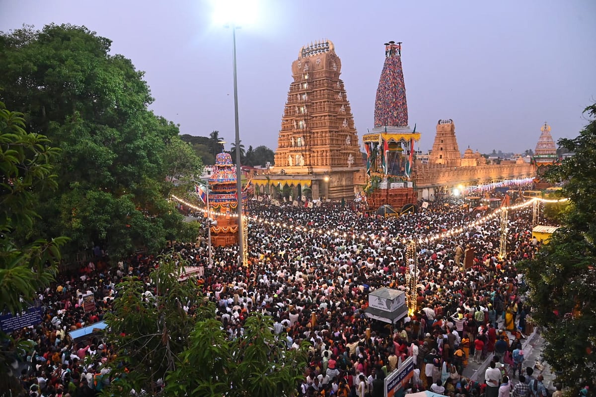 PHOTOS | ನಂಜನಗೂಡಿನಲ್ಲಿ ಶ್ರೀಕಂಠೇಶ್ವರಸ್ವಾಮಿ ರಥೋತ್ಸವ: ಹರಿದು ಬಂದ ಭಕ್ತಸಾಗರ