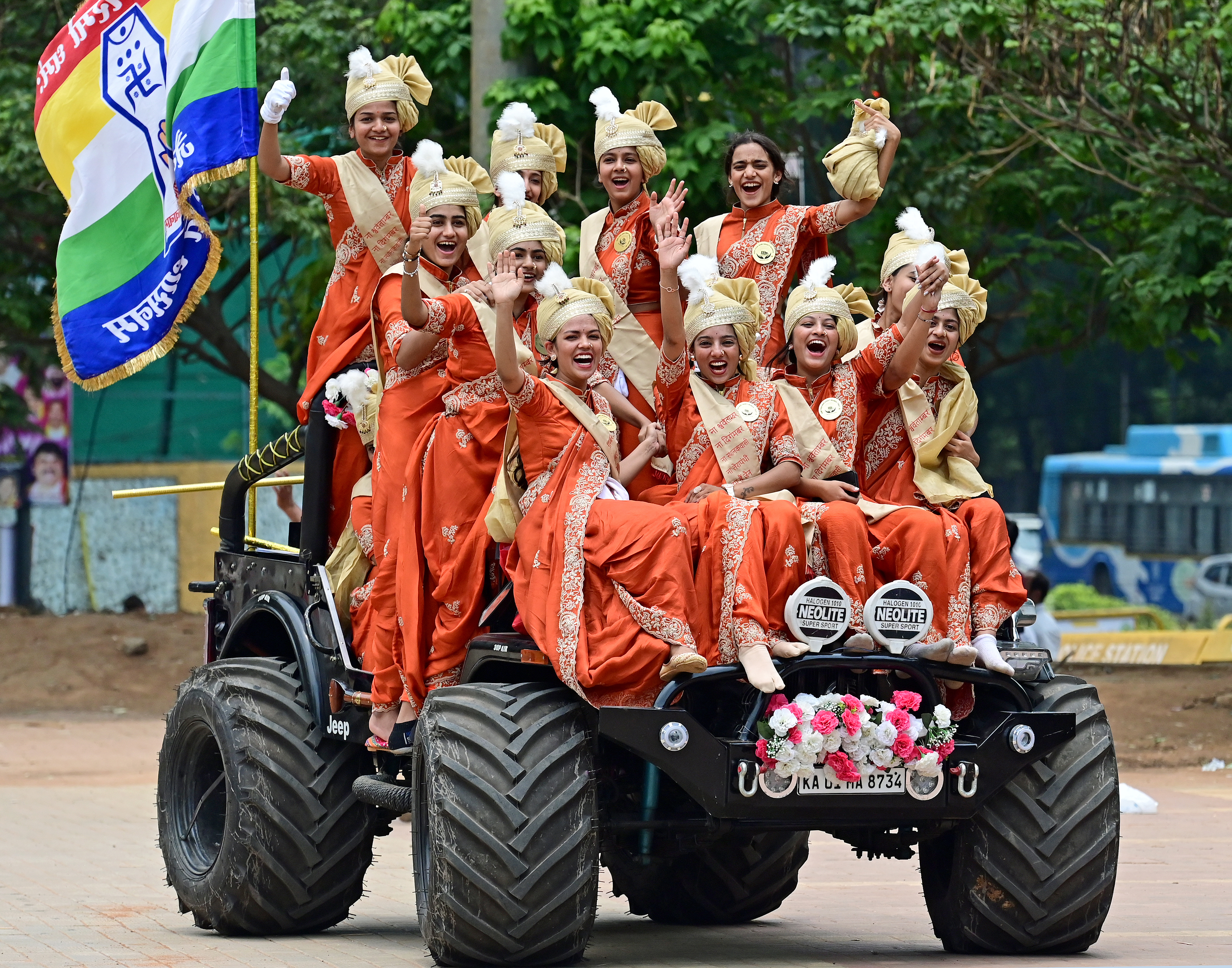 ಜೈನ್‌ ಯುವ ಸಂಘಟನೆ ಆಯೋಜಿಸಿದ್ದ ಶೋಭಾಯತ್ರೆಯಲ್ಲಿ ವಿಂಟೇಜ್‌ ಜೀಪಿನ ಮೇಲೆ ಕೂತು ಯುವತಿಯರು ಸಂಭ್ರಮಿಸಿದರು
–ಪ್ರಜಾವಾಣಿ ಚಿತ್ರ