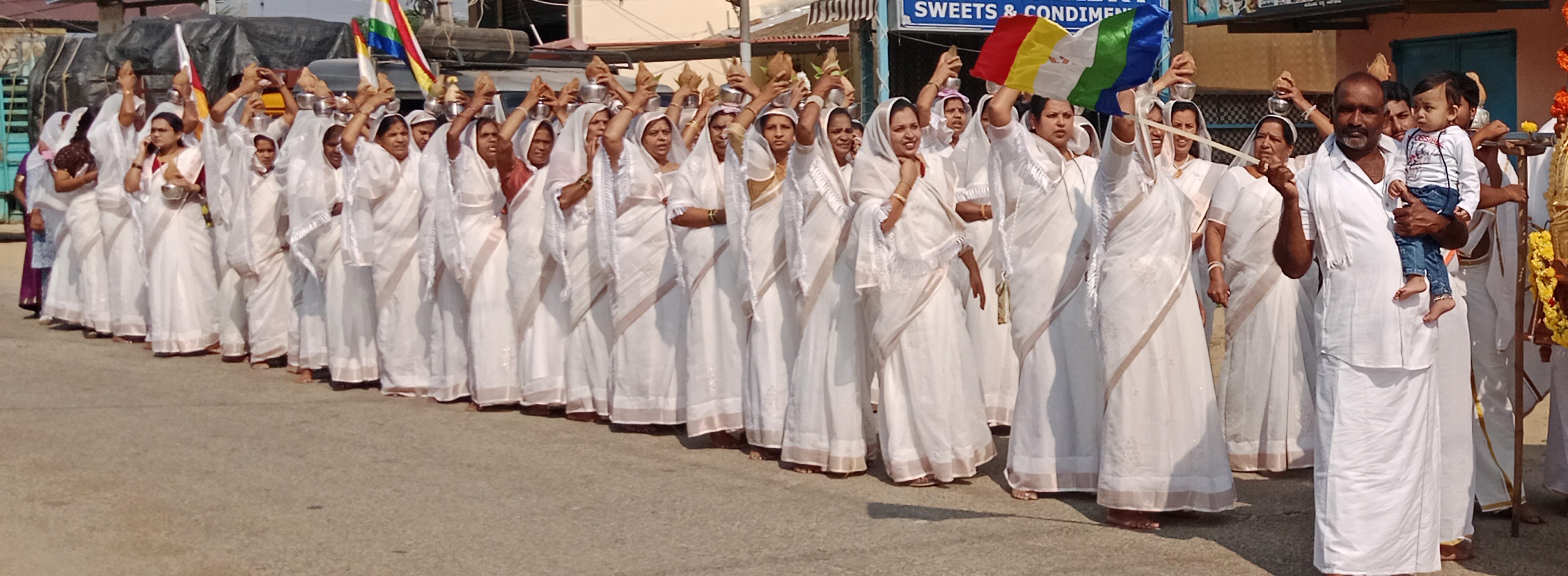 ಹಳೇಬೀಡು ಸಮೀಪದ ಅಡಗೂರು ಗ್ರಾಮದಲ್ಲಿ ಗುರುವಾರ ಮಹಾವೀರ ಜಯಂತಿ ಪ್ರಯುಕ್ತ ತೀರ್ಥಂಕರರ ಮಸ್ತಕಾಭಿಷೇಕಕ್ಕೆ ಶ್ರಾವಕಿಯರು ಕಳಸ ನೀರು ತಂದರು.