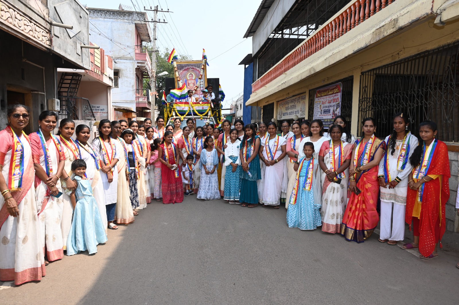 ರಬಕವಿಯಲ್ಲಿ ಜೈನ ಸಮುದಾಯದಿಂದ ಭಗವಾನ್‌ ಮಹಾವೀರರ ಜಯಂತಿ ಅಂಗವಾಗಿ ನಡೆದ ಮೆರವಣಿಗೆಯಲ್ಲಿ ಸಮುದಾಯದ ಮಹಿಳೆಯರು ಭಾಗವಹಿಸಿದ್ದರು