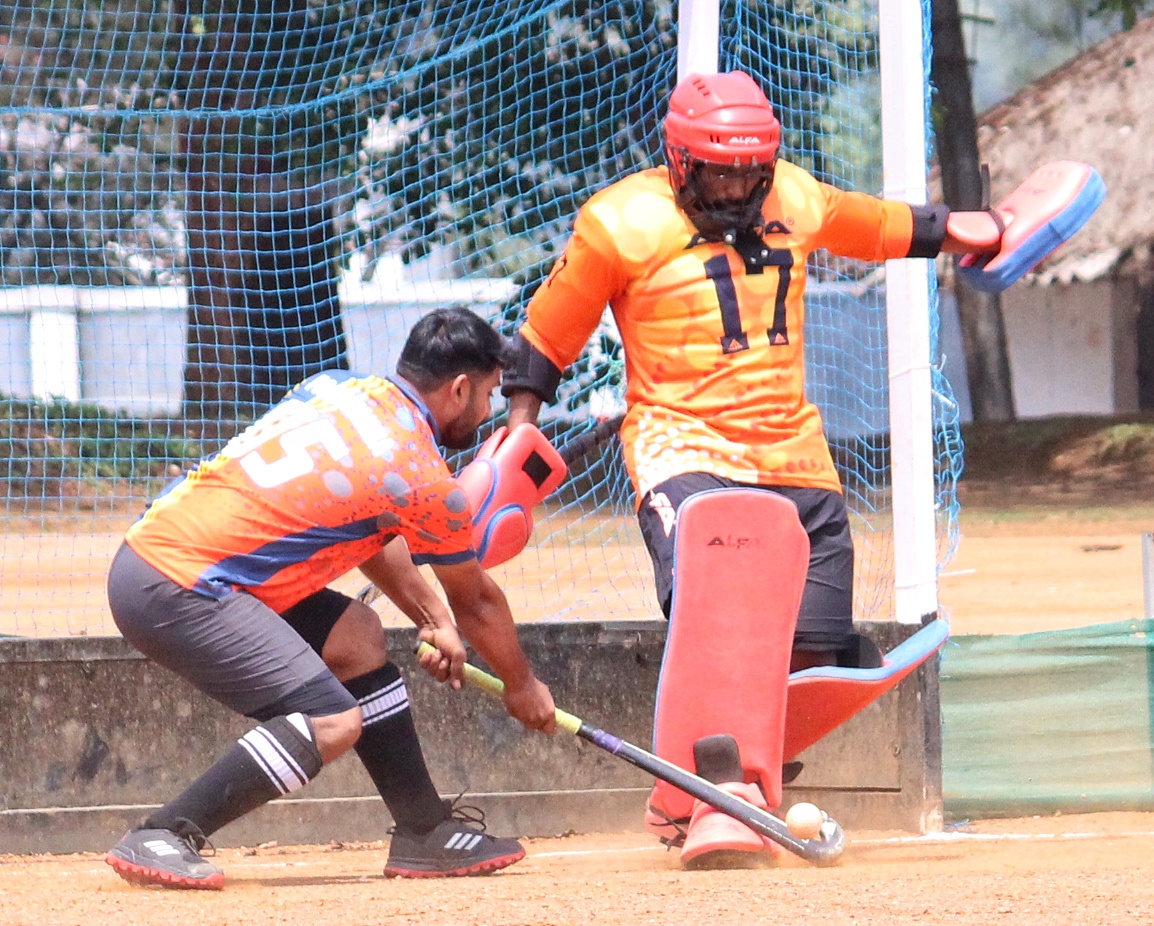 ‘ಮುದ್ದಂಡ ಕಪ್‌’ ಹಾಕಿ ಟೂರ್ನಿಯಲ್ಲಿ ಗುರುವಾರ ಪರದಂಡ ಮತ್ತು ಬೊಪ್ಪಂಡ ತಂಡದ ಆಟಗಾರರು ಗೆಲುವಿಗಾಗಿ ಸೆಣಸಾಟ ನಡೆಸಿದರು