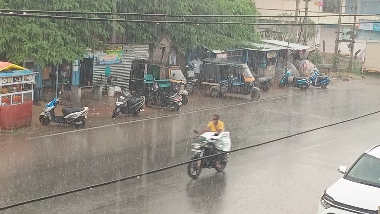 ತುರುವೇಕೆರೆ ಪಟ್ಟಣದಲ್ಲಿ ಸುರಿದ ಮಳೆಯಲ್ಲೇ ವಾಹನ ಸವಾರರು ವಾಹನ ಚಲಾಯಿಸುತ್ತಿರುವುದು.