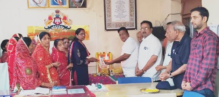 ಗುಳೇದಗುಡ್ಡ ಪಟ್ಟಣದ ತಹಶೀಲ್ದಾರ್‌ ಕಚೇರಿಯಲ್ಲಿ ನಡೆದ ಮಹಾವೀರ ಜಯಂತಿ ಕಾರ್ಯಕ್ರಮದಲ್ಲಿ ತಹಶೀಲ್ದಾರ್‌ ಮಂಗಳಾ ಎಂ.ಅವರು ಮಹಾವೀರರ ಭಾವಚಿತ್ರಕ್ಕೆ ಪೂಜೆ ಸಲ್ಲಿಸಿದರು. ಕಚೇರಿ ಸಿಬ್ಬಂದಿ ಪಾಲ್ಗೊಂಡಿದ್ದರು