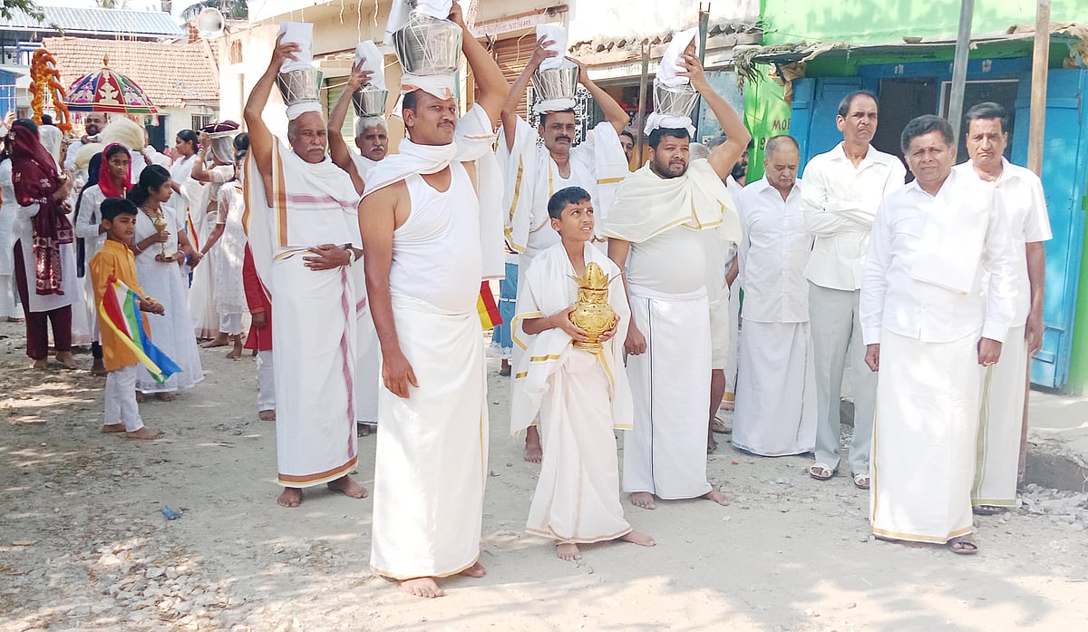 ಹಳೇಬೀಡು: ತೀರ್ಥಂಕರಿಗೆ ಮಸ್ತಕಾಭಿಷೇಕ, ಭಕ್ತರ ಸಂಭ್ರಮ 