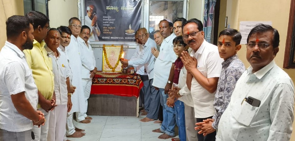 ಮಹಾಲಿಂಗಪುರದ ಪುರಸಭೆ ಕಾರ್ಯಾಲಯದಲ್ಲಿ ಮಹಾವೀರ ಜಯಂತಿ ಅಂಗವಾಗಿ ಅವರ ಚಿತ್ರಕ್ಕೆ ಅಧ್ಯಕ್ಷ ಯಲ್ಲನಗೌಡ ಪಾಟೀಲ ಪೂಜೆ ಸಲ್ಲಿಸಿದರು