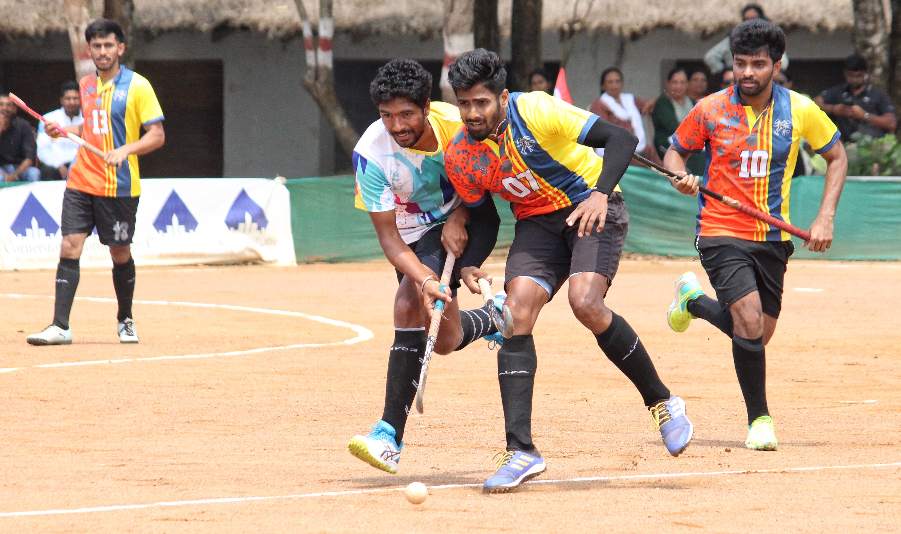 ‘ಮುದ್ದಂಡ ಕಪ್‌’ ಹಾಕಿ ಟೂರ್ನಿಯಲ್ಲಿ ಗುರುವಾರ ಪರದಂಡ ಮತ್ತು ಬೊಪ್ಪಂಡ ತಂಡದ ಆಟಗಾರರು ಗೆಲುವಿಗಾಗಿ ಸೆಣಸಾಟ ನಡೆಸಿದರು