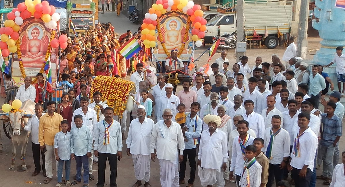 ಹಳ್ಳೂರ: ಮಹಾವೀರರ ಪಲ್ಲಕ್ಕಿ ಮೆರವಣಿಗೆ