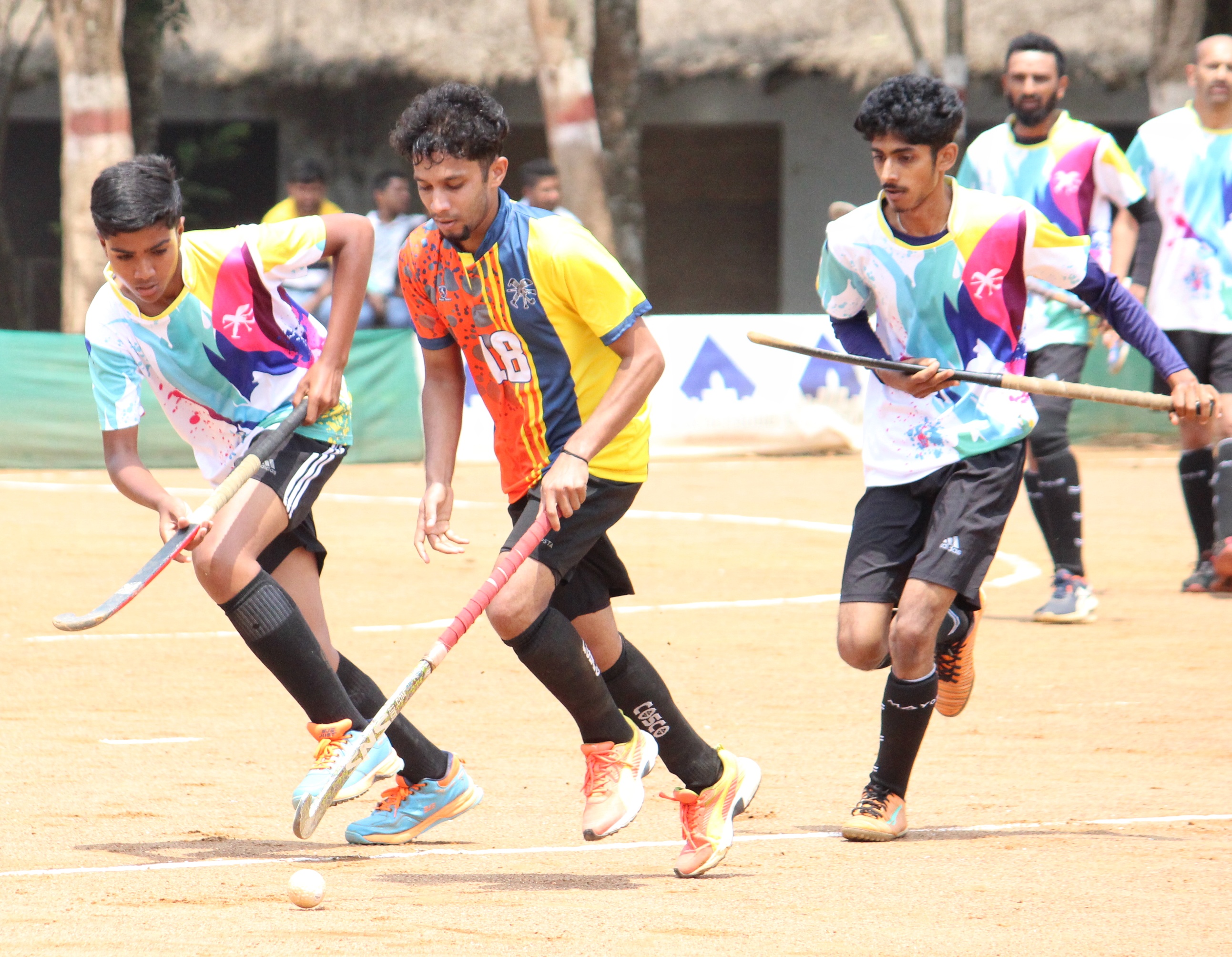 ‘ಮುದ್ದಂಡ ಕಪ್‌’ ಹಾಕಿ ಟೂರ್ನಿಯಲ್ಲಿ ಗುರುವಾರ ಪರದಂಡ ಮತ್ತು ಬೊಪ್ಪಂಡ ತಂಡದ ಆಟಗಾರರು ಗೆಲುವಿಗಾಗಿ ಸೆಣಸಾಟ ನಡೆಸಿದರು