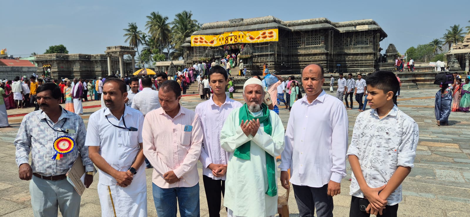 ಚನ್ನಕೇಶವಸ್ವಾಮಿ ಬ್ರಹ್ಮರಥೋತ್ಸವಕ್ಕೂ ಮುನ್ನ ಸೈಯದ್ ಸಜ್ಜಾದ್ ಬಾಷಾ ಖಾದ್ರಿಯವರು ದೇಗುಲದ ಒಳ ಆವರಣದಲ್ಲಿ ದೇವರಿಗೆ ಪ್ರಾರ್ಥನೆ ಸಲ್ಲಿಸಿದರು.