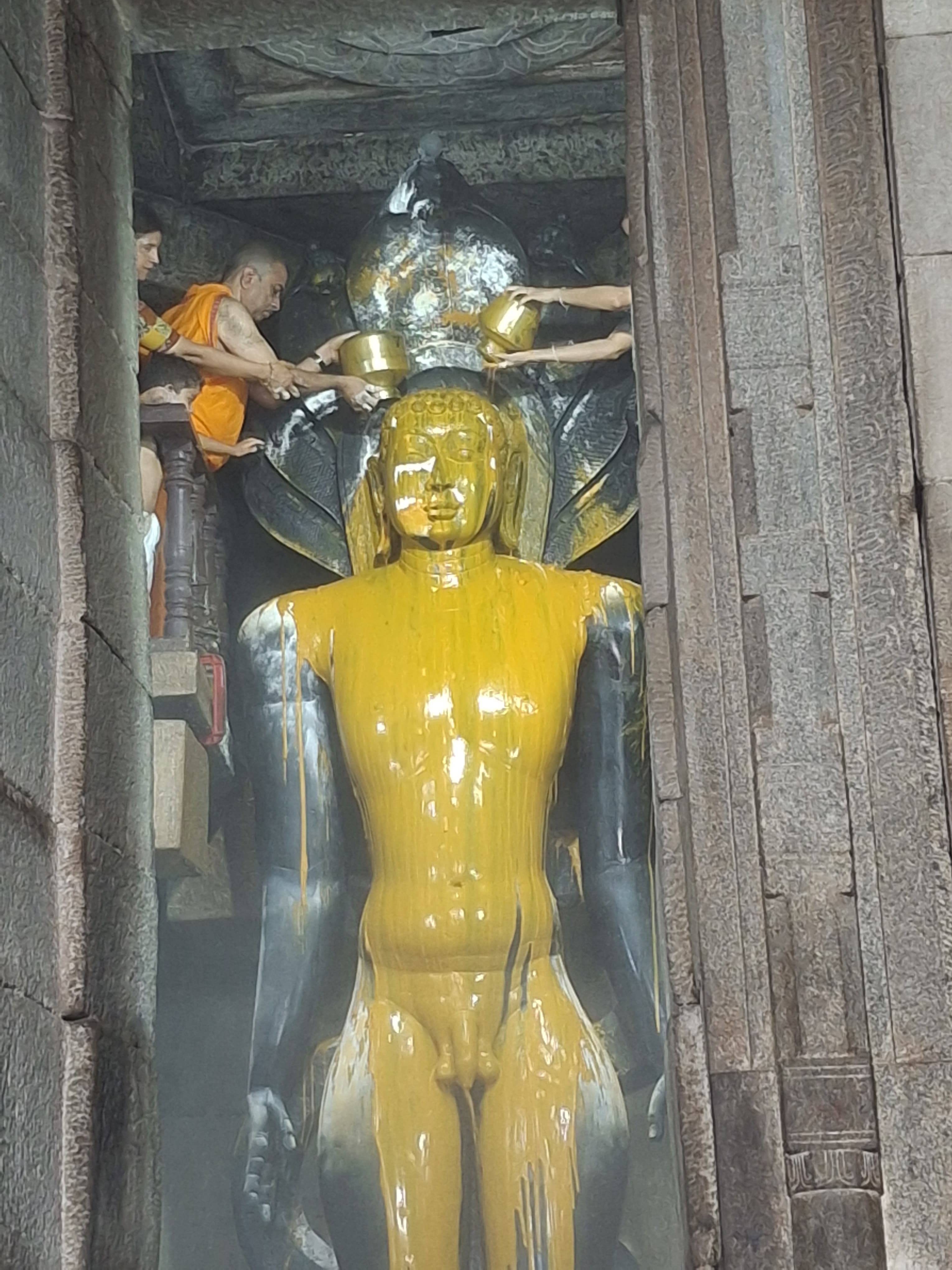 ಶ್ರವಣಬೆಳಗೊಳದ ಚಂದ್ರಗಿರಿ ಚಿಕ್ಕಬೆಟ್ಟದಲ್ಲಿರುವ ಅಂತರಾಳ ಪಾರ್ಶ್ವನಾಥ ಸ್ವಾಮಿಗೆ ಅರಿಷಿಣ ಕ್ಷೀರ ಕಲ್ಕಚೂರ್ಣ ಅಭಿಷೇಕಗಳು ಜರುಗಿದವು.