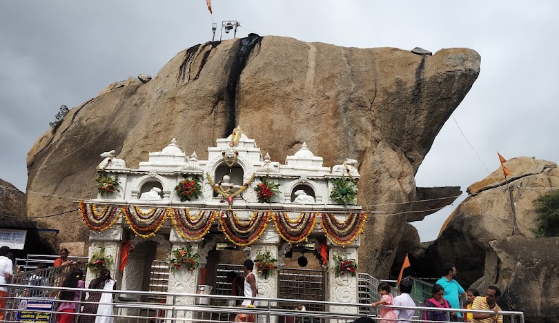 ಬೆಟ್ಟದ ಮೇಲಿರುವ ಜೇನುಕಲ್ಲು ಸಿದ್ಧೇಶ್ವರಸಾಮಿ ಪಾದುಕೆ ಇರುವ ಮಂಟಪ.