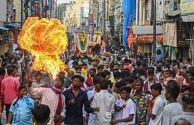 ಆರತಿ ದೀಪ ಮೆರವಣಿಗೆ ವೇಳೆ ಜಾನಪದ ಕಲಾ ತಂಡಗಳ ಪ್ರದರ್ಶನ 