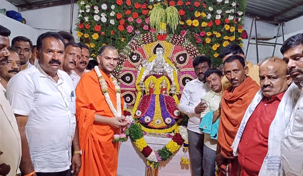 ಶಿರಾ ತಾಲ್ಲೂಕಿನ ವೀರಬೊಮ್ಮನಹಳ್ಳಿ ಗ್ರಾಮದಲ್ಲಿ ದಿಬ್ಬದ ವೀರ ಬೊಮ್ಮಣ್ಣ ಸ್ವಾಮಿ ಜಾತ್ರಾ ಮಹೋತ್ಸವದಲ್ಲಿ ನಂಜಾವಧೂತ ಸ್ವಾಮೀಜಿ ಭಾಗವಹಿಸಿದ್ದಾರೆ‌.
