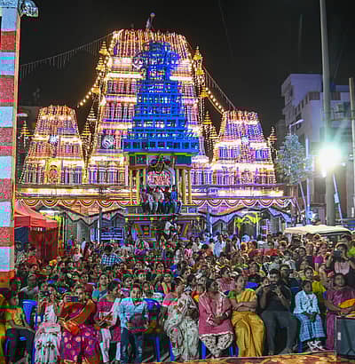 ಧರ್ಮರಾಯಸ್ವಾಮಿ ದೇವಸ್ಥಾನದ ಆವರಣದಲ್ಲಿ ಕರಗ ಮಹೋತ್ಸವ ಪ್ರಯುಕ್ತ ಆಯೋಜಿಸಲಾದ ಸಾಂಸ್ಕೃತಿಕ ಕಾರ್ಯಕ್ರಮ ವೀಕ್ಷಿಸಲು ಸೇರಿದ ಜನರು