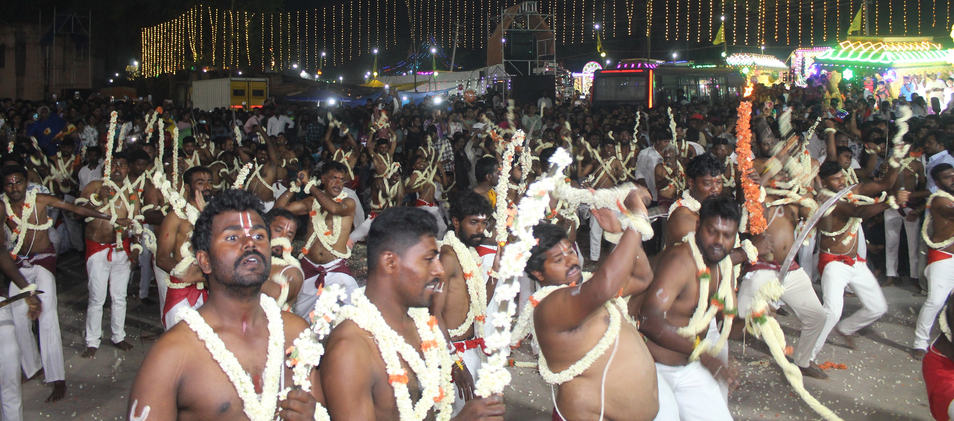 ಅಲಗು ಸೇವೆ ಮೂಲಕ ಕರಗ ಸ್ವಾಗತಿಸಿದ ವೀರಕುಮಾರರು
