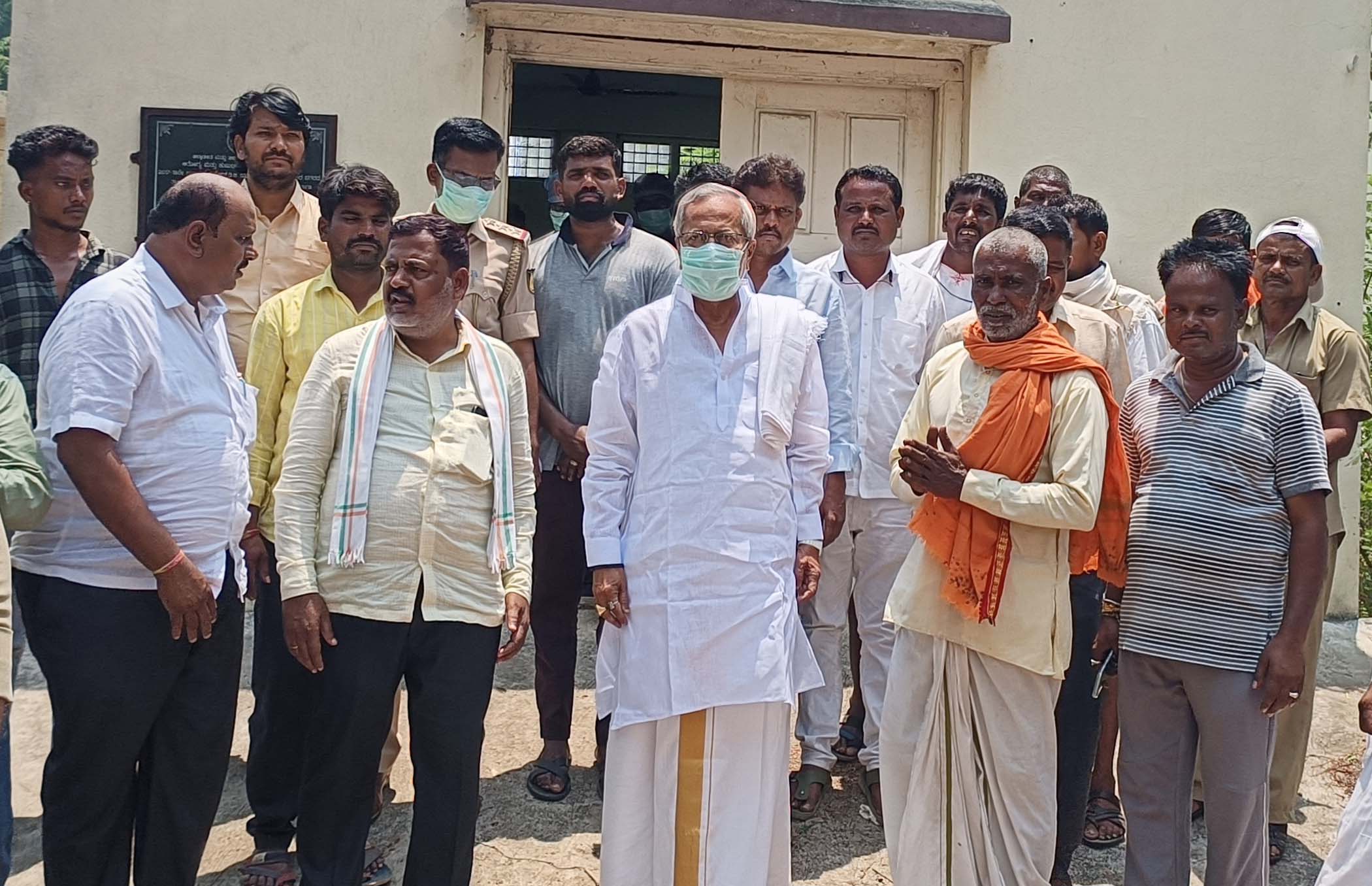 11ಎಸ್ಎಚ್ಪಿ 1(2): ಶಹಾಪುರ ನಗರದ ಸರ್ಕಾರಿ ಆಸ್ಪತ್ರೆಗೆ ಯಾದಗಿರಿ ಶಾಸಕ ಚೆನ್ನಾರಡ್ಡಿ ಪಾಟೀಲ ತುನ್ನೂರ ಭೇಟಿ ನೀಡಿ ಮೃತರ ಕುಟುಂಬಗಳಿಗೆ ವೈಯಕ್ತಿಕ ಪರಿಹಾರ ನೀಡಿ ಸಾಂತ್ವನ ಹೇಳಿದರು