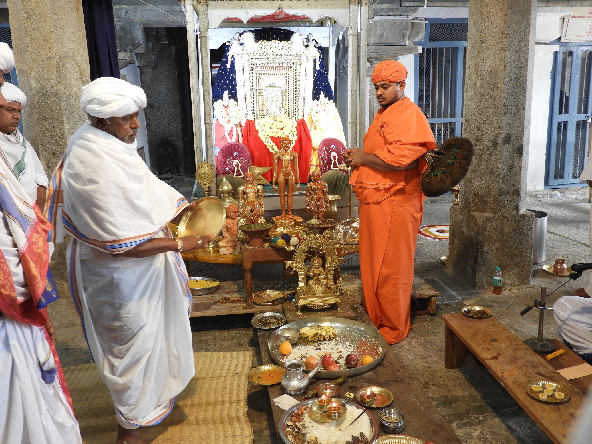ಶ್ರವಣಬೆಳಗೊಳದ ಭಂಡಾರ ಬಸದಿಯ ಹುಳ್ಳ ಸಭಾ ಮಂಟಪದಲ್ಲಿ ಜರುಗಿದ ಭಗವಾನ್ ನೇಮಿನಾಥ ತೀರ್ಥಂಕರರ ಕೇವಲಜ್ಞಾನ ಕಲ್ಯಾಣದ ನಿಮಿತ್ತ ಶ್ರೀಗಳು ಶ್ರೀಫಲಗಳನ್ನು ಅರ್ಪಿಸಿದರು.