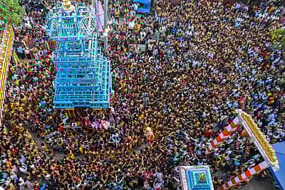 ಬೆಂಗಳೂರಿನ ತಿಗಳರ ಪೇಟೆಯಲ್ಲಿರುವ ಧರ್ಮರಾಯಸ್ವಾಮಿ ದೇವಸ್ಥಾನದಲ್ಲಿ ನಡೆಯುವ ಕರಗ ಮಹೋತ್ಸವ ಅಂಗವಾಗಿ ಸಂಪಂಗಿಕೆರೆ ಅಂಗಳದ ಶಕ್ತಿ ಪೀಠದಲ್ಲಿ ಹಸೀ ಕರಗ ಪೂಜೆಯನ್ನು ಕರಗದ ಪೂಜಾರಿ ಎ. ಜ್ಞಾನೇಂದ್ರ ಮುಗಿಸಿ ಶುಕ್ರವಾರ ಬೆಳಿಗ್ಗೆ ದೇವಸ್ಥಾನಕ್ಕೆ ಬಂದ ಸಂದರ್ಭದಲ್ಲಿ ಸಾಕಷ್ಟು ಸಂಖ್ಯೆಯಲ್ಲಿ ಭಕ್ತರು ಸೇರಿದ್ದರು