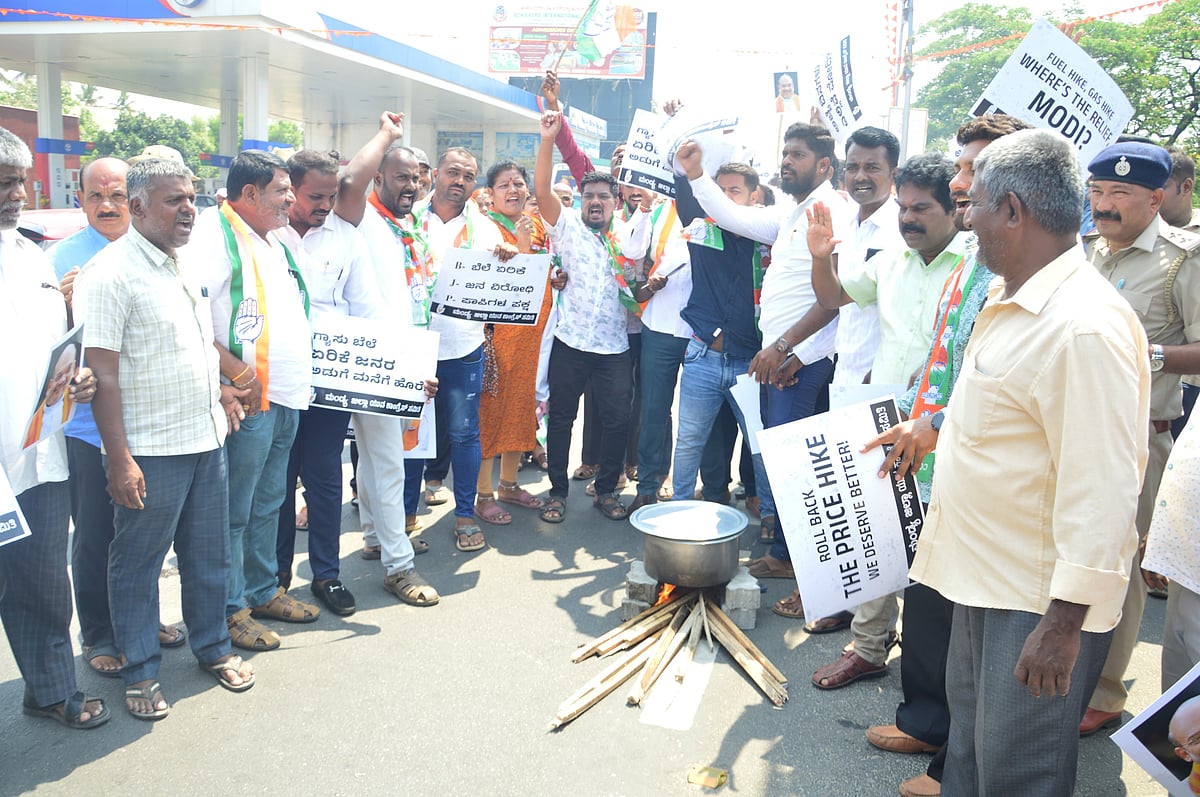 ಮಂಡ್ಯ: ಸೌದೆ ಒಲೆ ಉರಿಸಿ ಕೇಂದ್ರ ಸರ್ಕಾರದ ವಿರುದ್ಧ ಕಾಂಗ್ರೆಸ್‌ ಪ್ರತಿಭಟನೆ