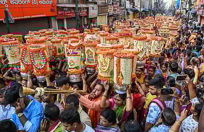  ಕರಗ ಮಹೋತ್ಸವ ಅಂಗವಾಗಿ  ಮಹಿಳೆಯರು ಆರತಿ ದೀಪವನ್ನು ಹೊತ್ತು ಮೆರವಣಿಗೆಯಲ್ಲಿ ಪಾಲ್ಗೊಂಡರು