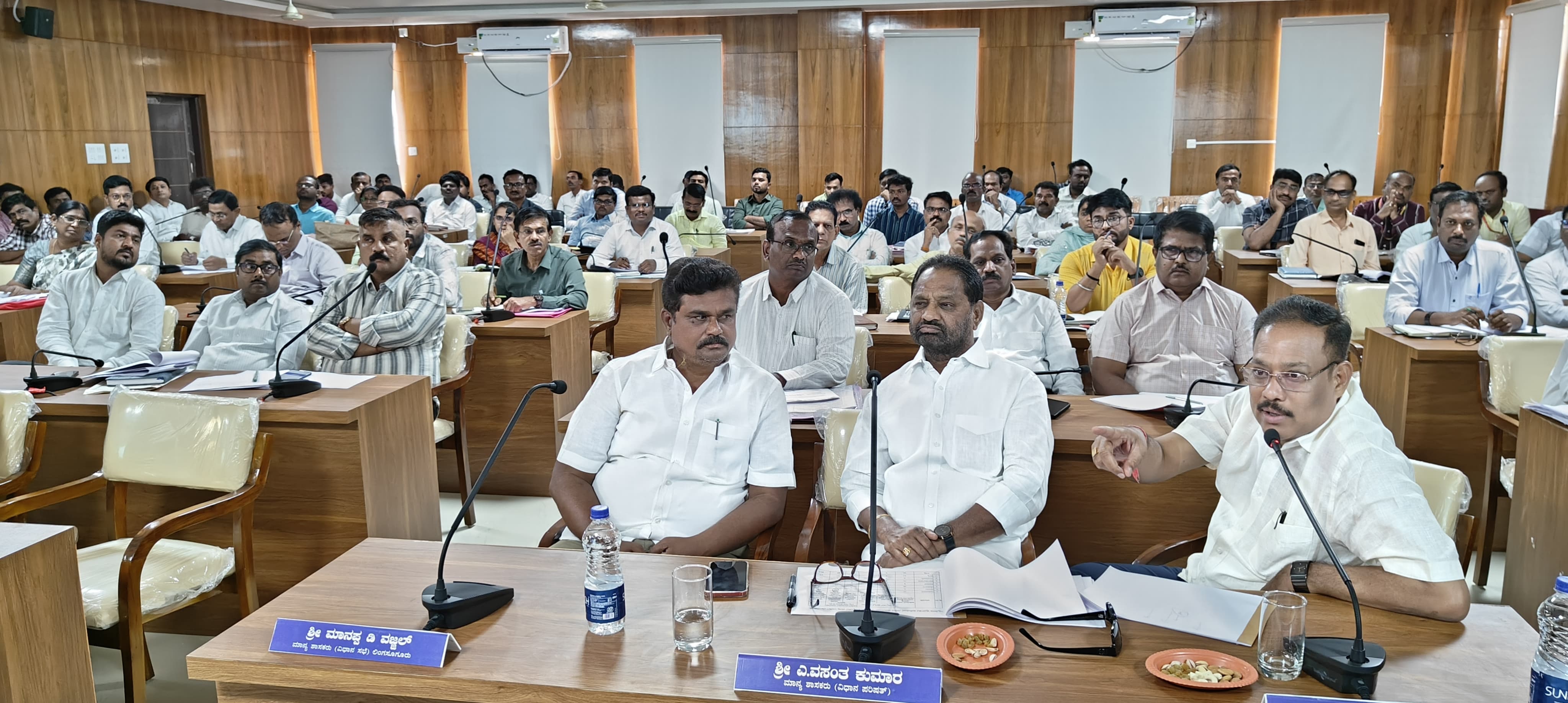 ರಾಯಚೂರಿನಲ್ಲಿ   ಶನಿವಾರ ನಡೆದ ಸಭೆಯಲ್ಲಿ ನಗರ ಶಾಸಕ ಡಾ.ಶಿವರಾಜ ಪಾಟೀಲ ಮಾತನಾಡಿದರು.  ಶಾಸಕರು ವಿಧಾನ ಪರಿಷತ್ ಸದಸ್ಯರು ಹಾಗೂ ಅಧಿಕಾರಿಗಳು ಉಪಸ್ಥಿತರಿದ್ದರು