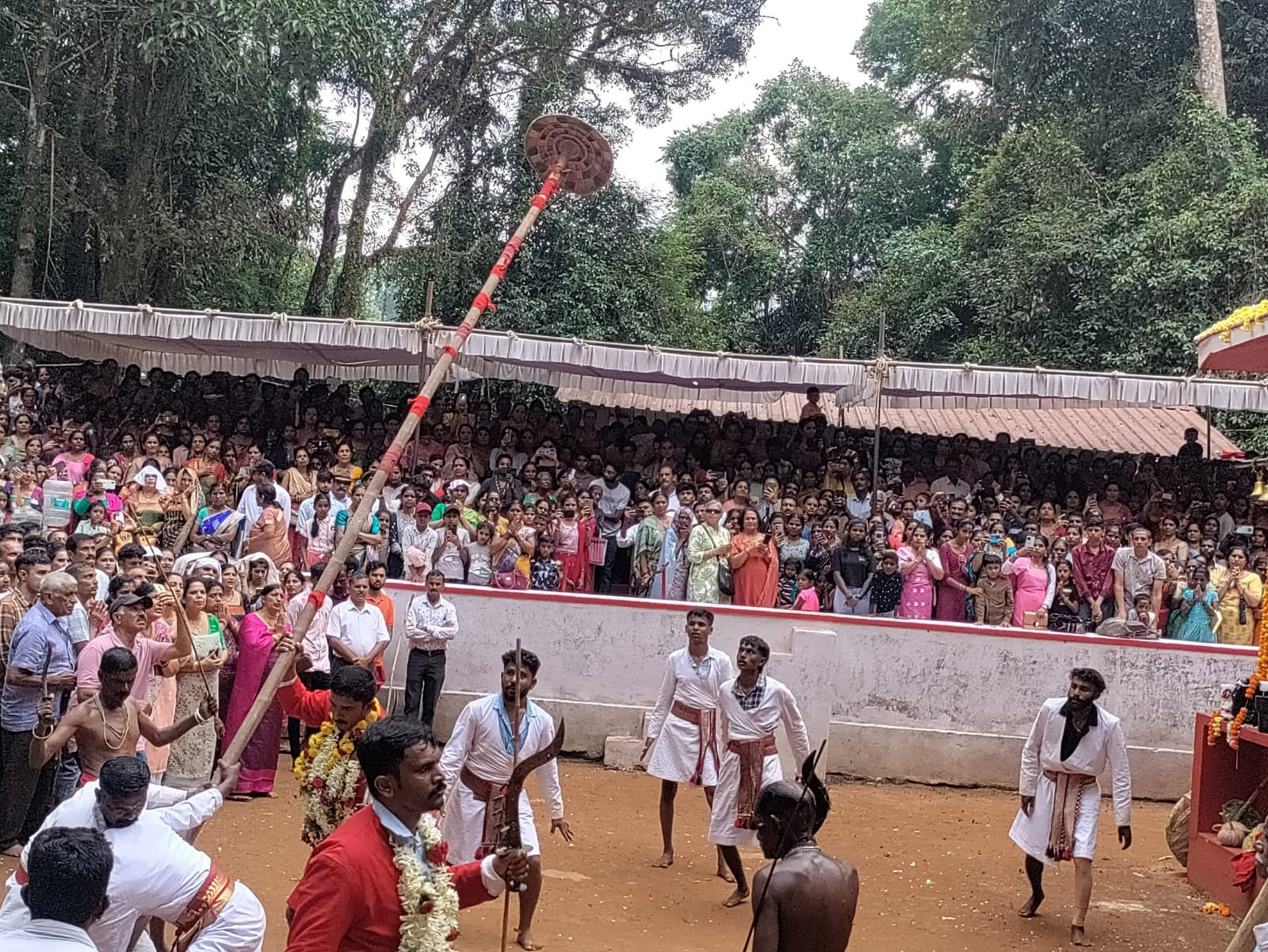 ನಾಪೋಕ್ಲು ಸಮೀಪದ ಯವಕಪಾಡಿಯಲ್ಲಿ ಶನಿವಾರ ನಡೆದ ಪನ್ನಂಗಾಲ ತಮ್ಮೆ ದೇವರ ಉತ್ಸವವನ್ನು ಅಧಿಕ ಸಂಖ್ಯೆಯ ಭಕ್ತರು ವೀಕ್ಷಿಸಿದರು