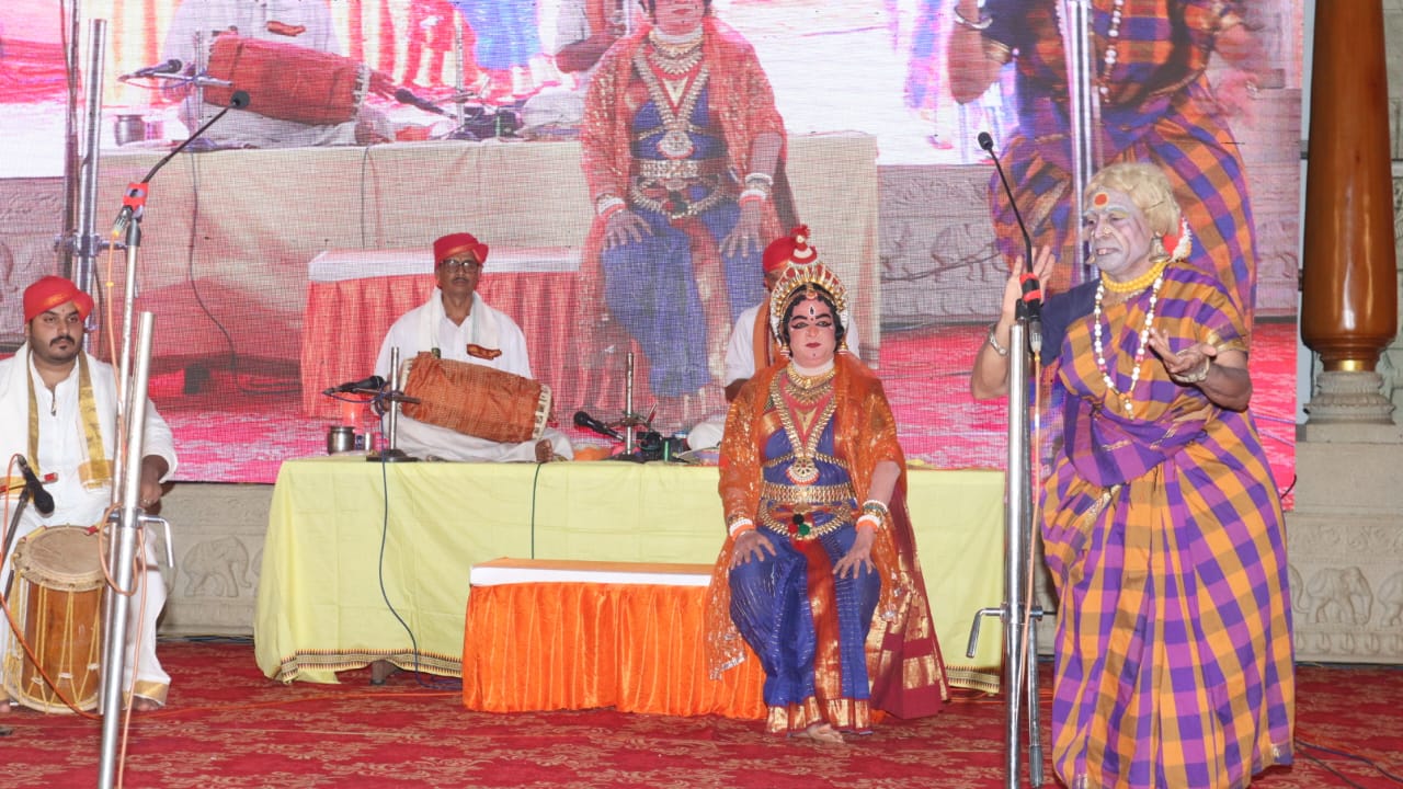 ತಡಸ ಸಮೀಪದ ಗಾಯತ್ರೀ ತಪೋ ವನದ ರಜತ್ ಮಹೋತ್ಸವದ ಗಾನಸೌರಭ ತಂಡದಿಂದ ಪ್ರಸ್ತುತಗೊಂಡ