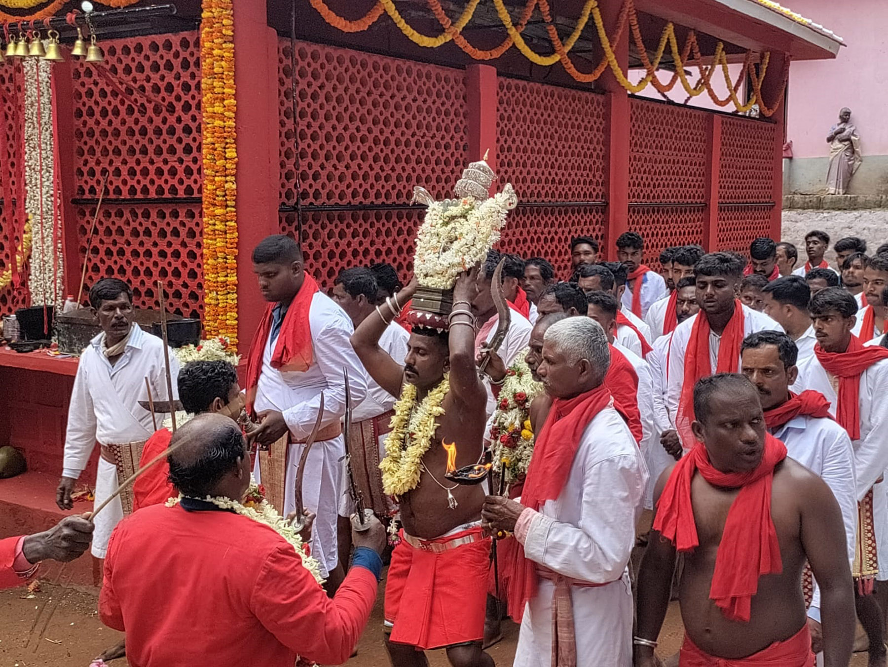 ನಾಪೋಕ್ಲು ಸಮೀಪದ ಯವಕಪಾಡಿ ಗ್ರಾಮದಲ್ಲಿ ಶನಿವಾರ ನಡೆದ ಪನ್ನಂಗಾಲ ತಮ್ಮೆ ದೇವರ ಉತ್ಸವದಲ್ಲಿ ದೇವಿಯ ವಿಗ್ರಹ ಹೊತ್ತು ಭಕ್ತರು ಗುಡಿಯ ಸುತ್ತ ಪ್ರದಕ್ಷಿಣೆ ಮಾಡಿದರು