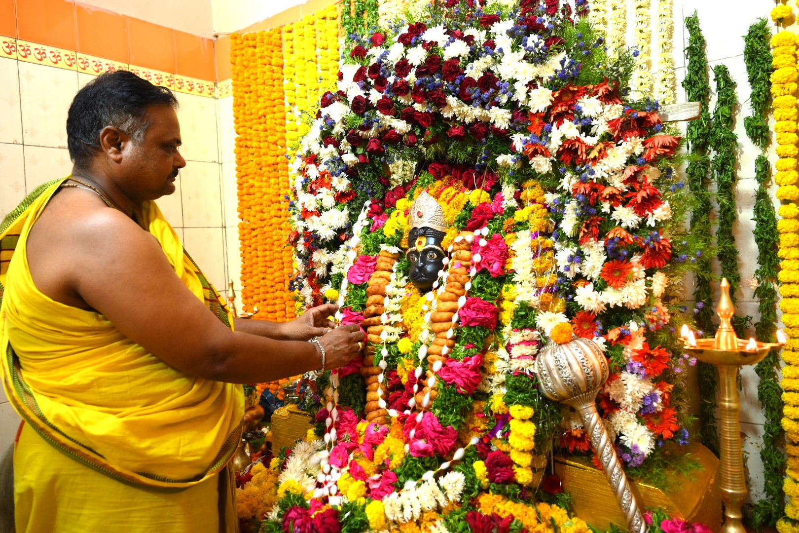 ಬೀದರ್‌ನ ಕೆಇಬಿ ಸಮೀಪದ ಹನುಮನ ದೇವಸ್ಥಾನದಲ್ಲಿ ಶನಿವಾರ ವಿಶೇಷ ಅಲಂಕಾರ ಮಾಡಿ ಪೂಜೆ ಸಲ್ಲಿಸಲಾಯಿತು