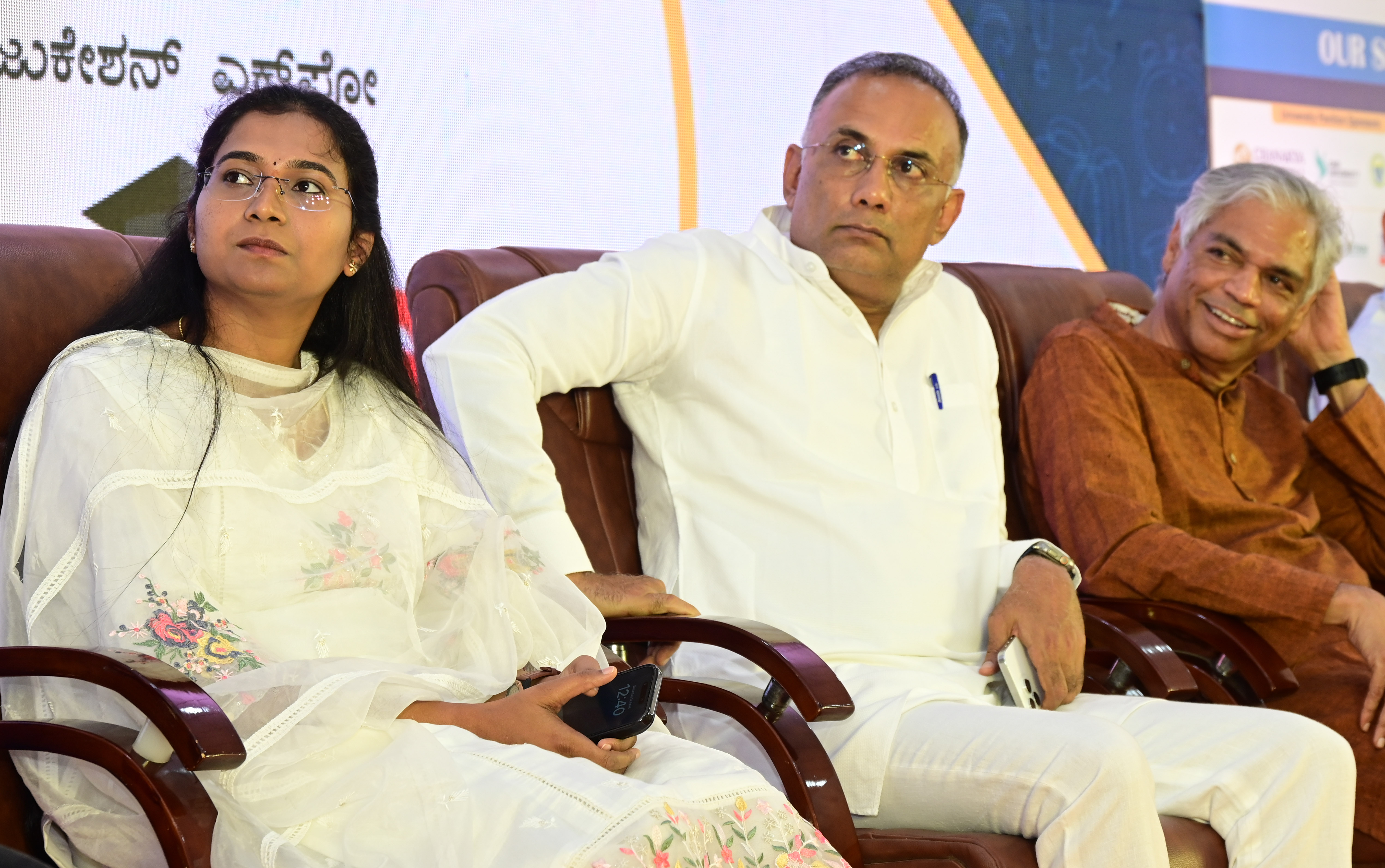 ಅರಮನೆ ಮೈದಾನದಲ್ಲಿ ಶನಿವಾರ ‘ಪ್ರಜಾವಾಣಿ’ ಹಾಗೂ ‘ಡೆಕ್ಕನ್‌ ಹೆರಾಲ್ಡ್‌’ ಆಯೋಜಿಸಿದ್ದ ಶೈಕ್ಷಣಿಕ ಮೇಳ ‘ಎಡ್ಯುವರ್ಸ್‌’ನಲ್ಲಿ ಮಂಡ್ಯದ ಜಿಲ್ಲಾ ಪಂಚಾಯಿತಿ ಸಿಇಒ ಕೆ.ಆರ್. ನಂದಿನಿ ಅರೋಗ್ಯ ಸಚಿವ ದಿನೇಶ್ ಆರ್. ಗುಂಡೂರಾವ್ ರಂಗಕರ್ಮಿ ಪ್ರಕಾಶ್ ಬೆಳವಾಡಿ ಭಾಗವಹಿಸಿದ್ದರು  