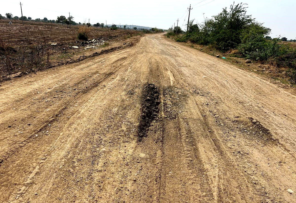ಚಿತ್ತಾಪುರ: ಮರಳು ವಾಹನ ಓಡಾಟದಿಂದ ಹದಗೆಟ್ಟ ರಸ್ತೆ
